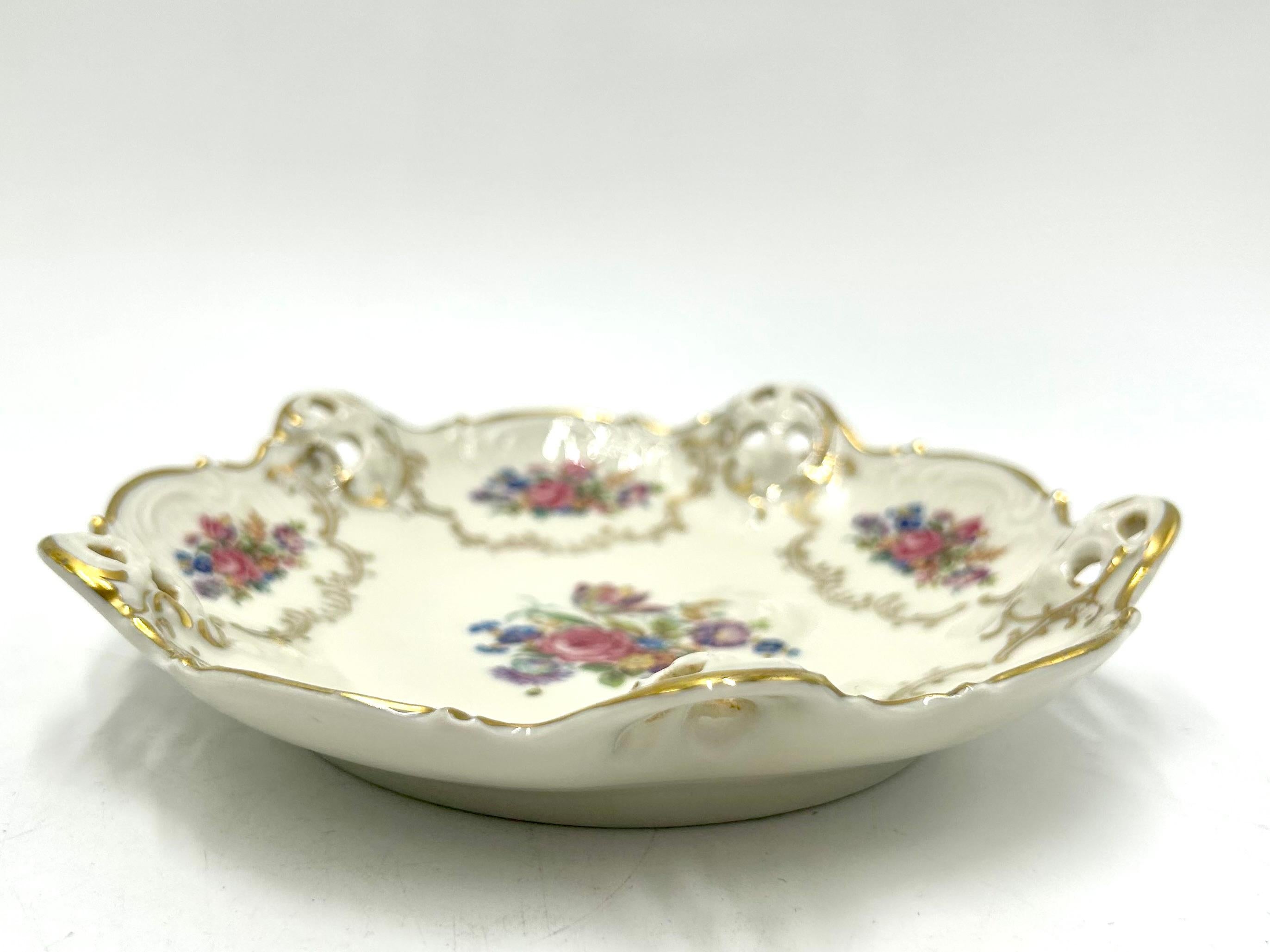 Porcelain openwork platter made of ecru porcelain, decorated with gilding and a bouquet of flowers motif. A product of the valued German manufacturer Rosenthal from the Moliere series. Signed with the mark used in the years 1938-1952. Very good