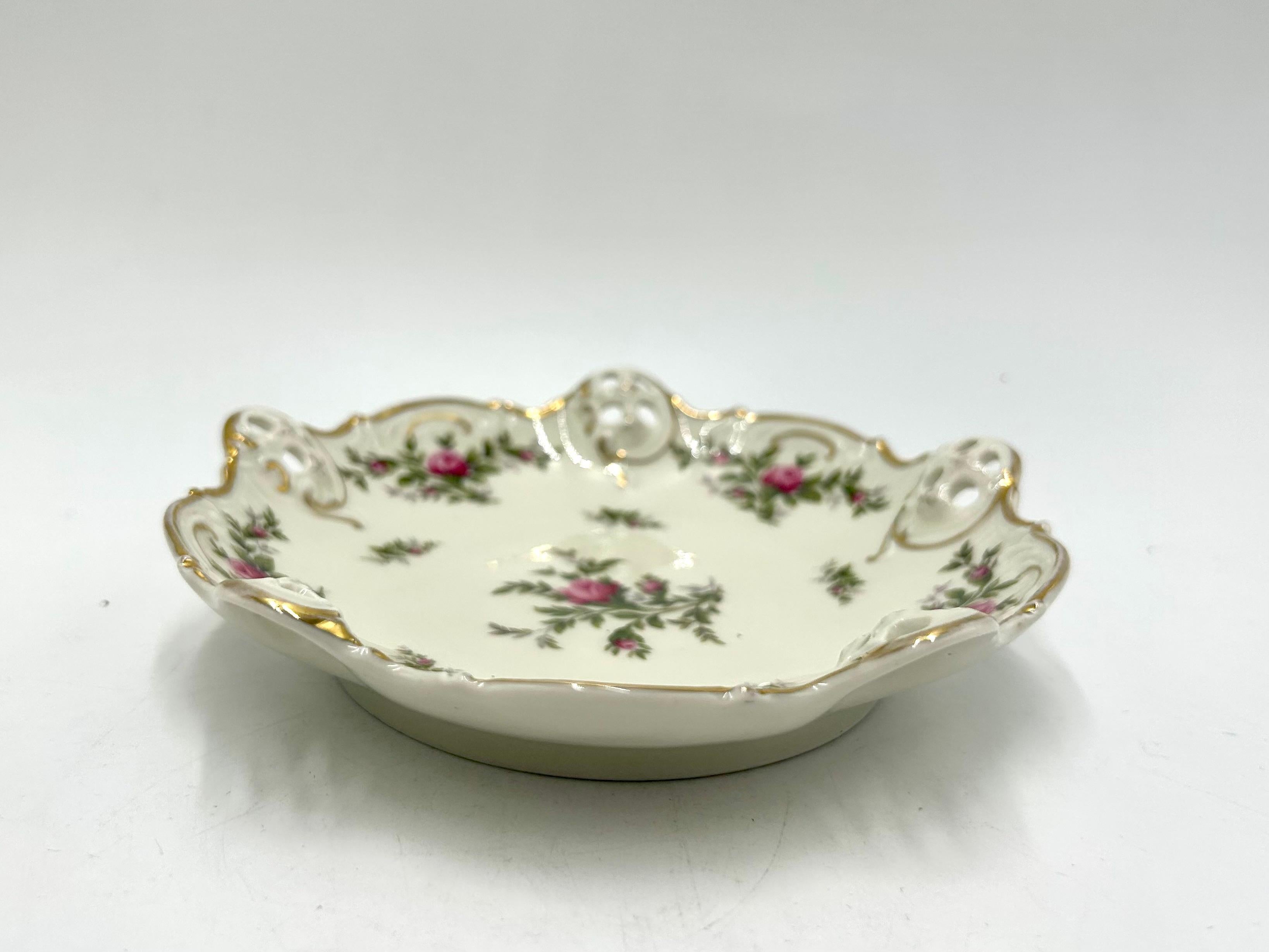A plate with openwork sides from the Moliere series by the renowned German Rosenthal porcelain factory.
Ecru porcelain decorated with gilding on the edges and a rose motif.
Signed with the mark of the manufacturer from the years 1945-1946.
Very