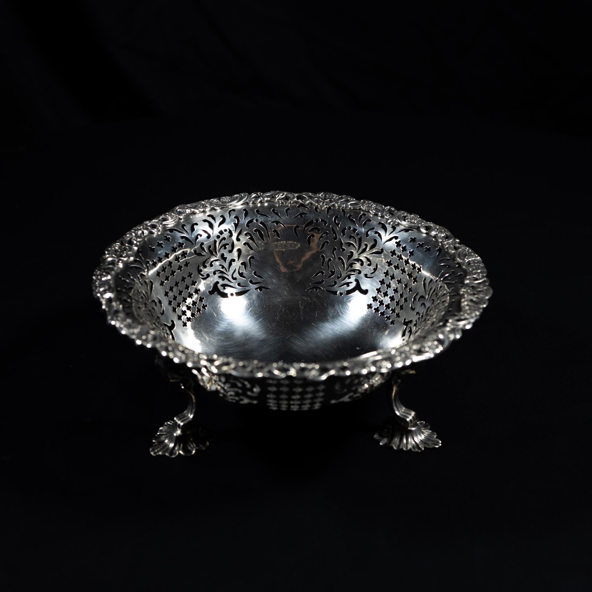 Openwork Silver basket, Master Chas. Wright, London 1771 For Sale 3