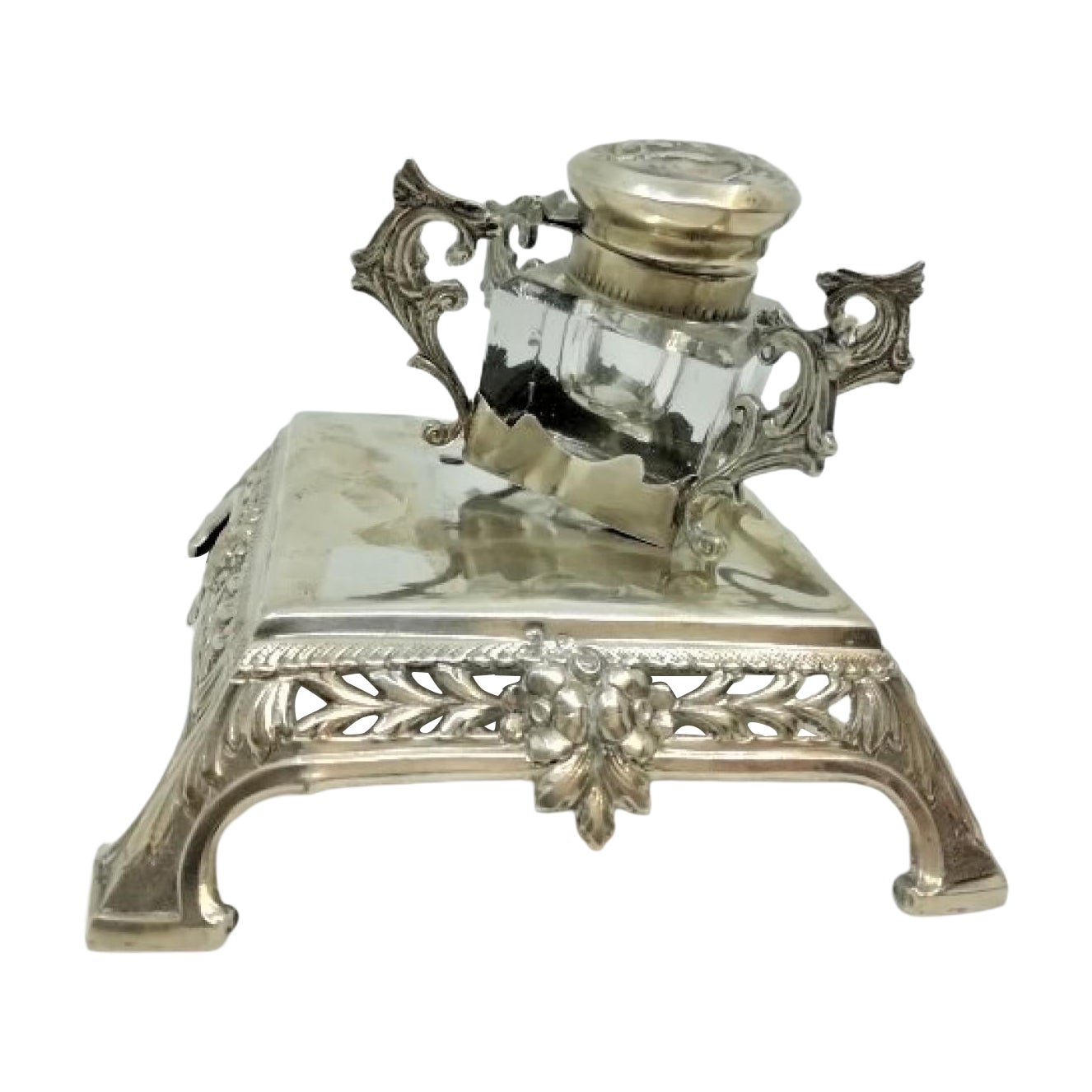 Openwork silver inkwell with pen holder and standing on four feet For Sale