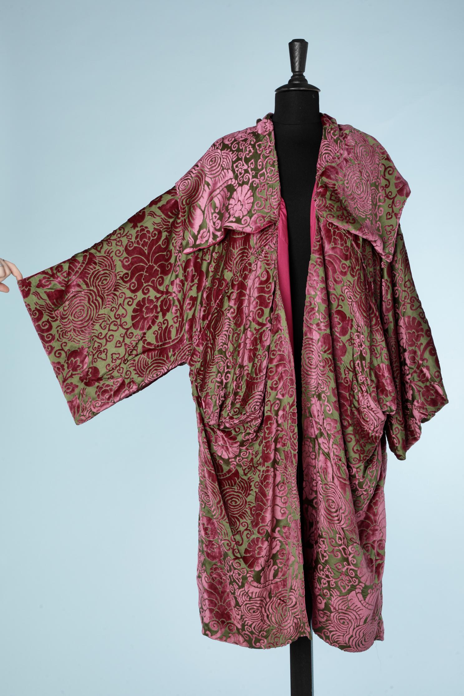 Opera coat in purple damask velvet on green satin base Circa 1920.
Fuchsia silk lining. 
SIZE L