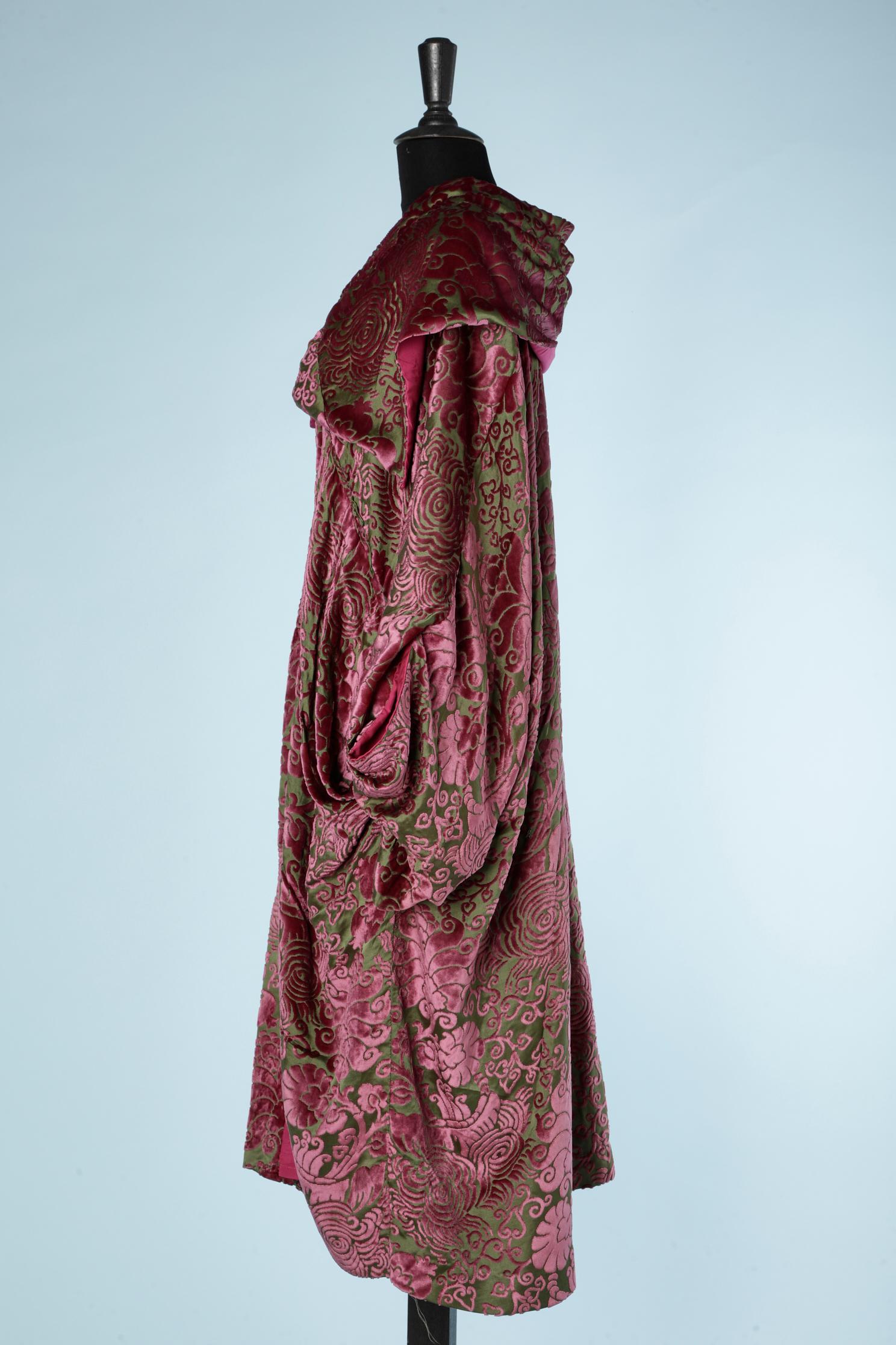 Opera coat in purple damask velvet on green silk satin base Circa 1920 In Excellent Condition In Saint-Ouen-Sur-Seine, FR
