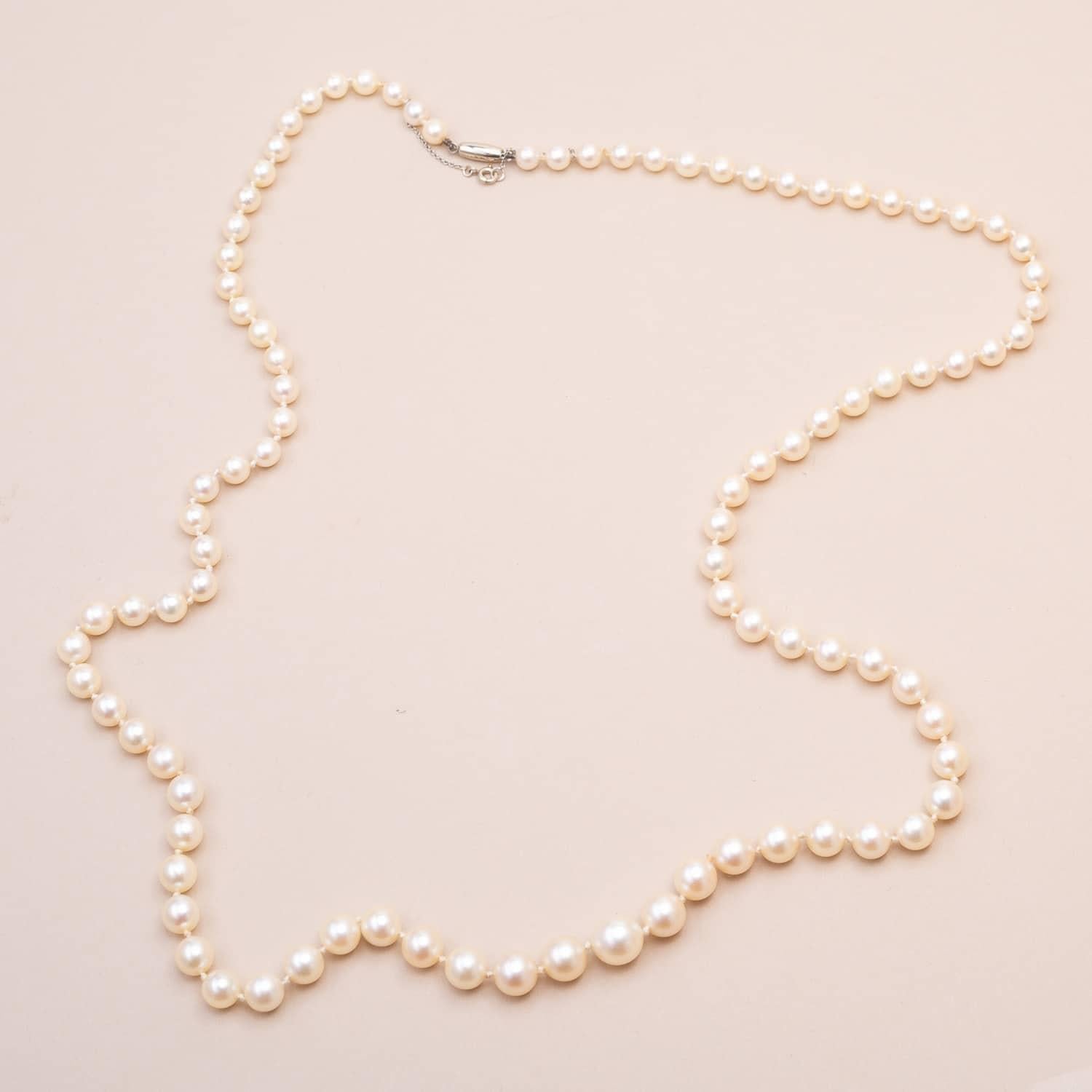 Opera-length cultured pearl necklace. 18K gold snap. 

Luster : very good 

Color leading towards champagne 

Brand new stringing 

Pearl diameters : between 5 and 18.5 mm 

Length : 65 cm

Gross weight : 30.83 g