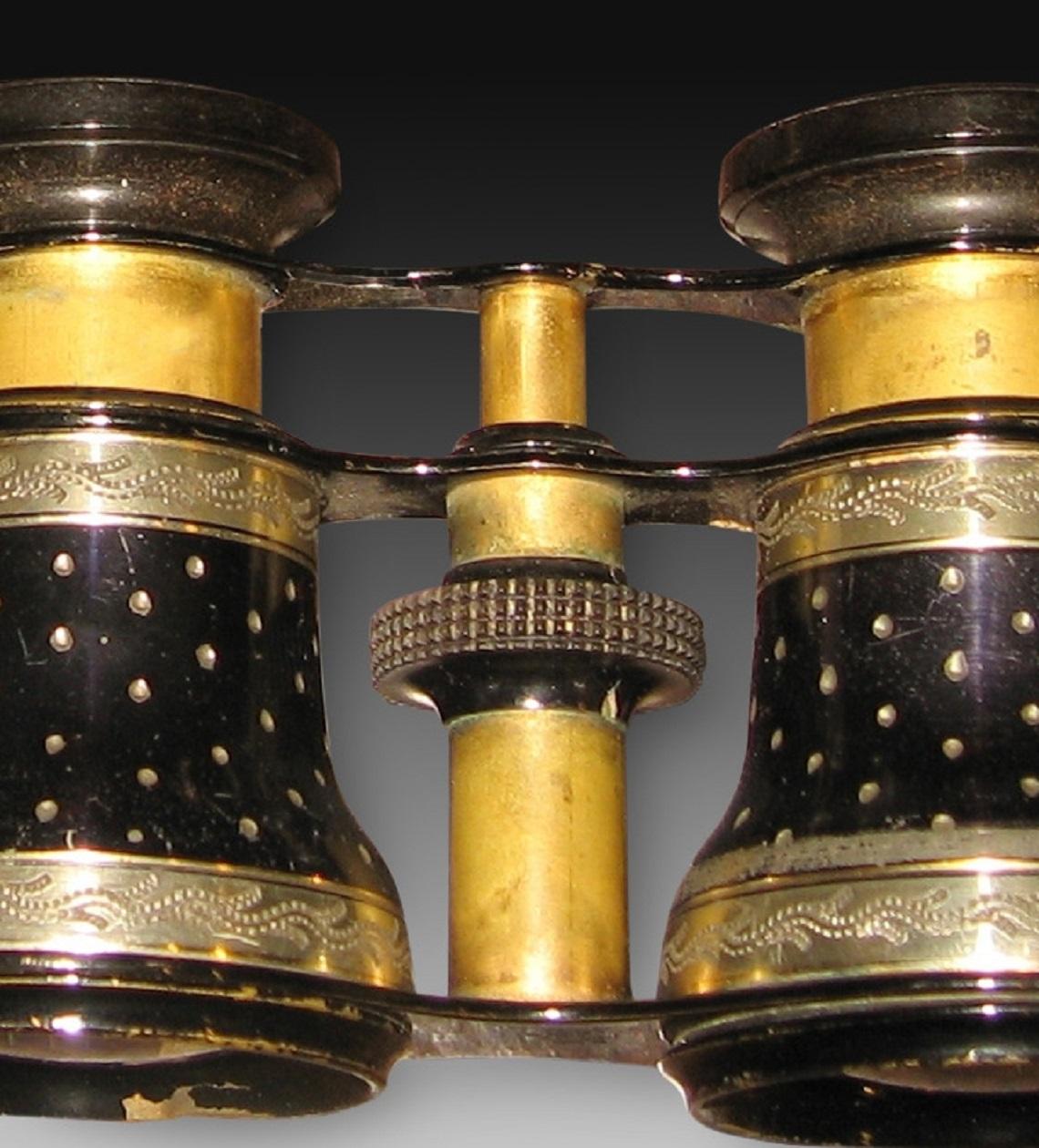 Theater binoculars or binoculars. Metal, enamel. Towards the end of the 19th century.
Pair of binoculars or binoculars for theater or opera made of gold metal and black enamel, decorated with simple plant elements and dots. Like the impertinent,