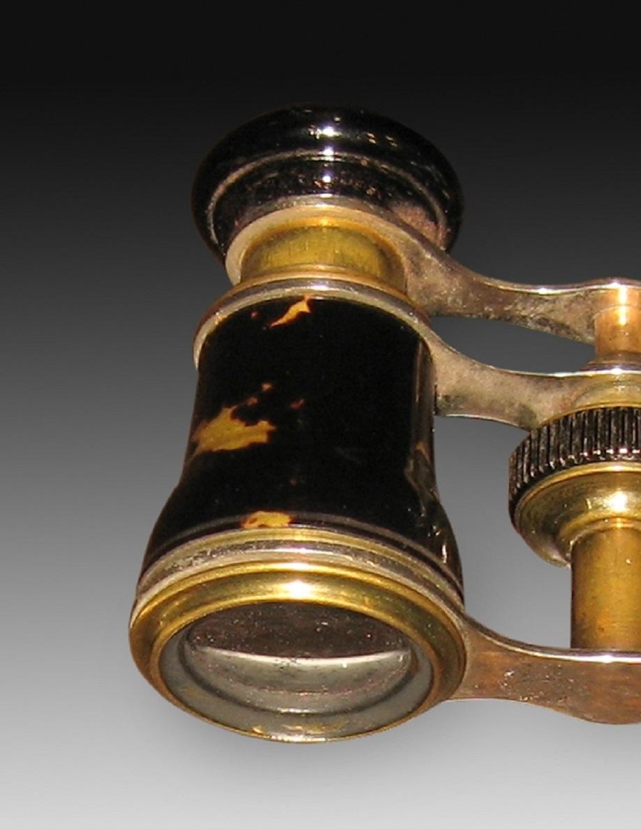 Theater binoculars or binoculars. Metal, other. Towards the end of the 19th century.
Pair of binoculars or binoculars for theater or opera made of golden metal with no decoration other than its materials combined in bands. Like the impertinent,