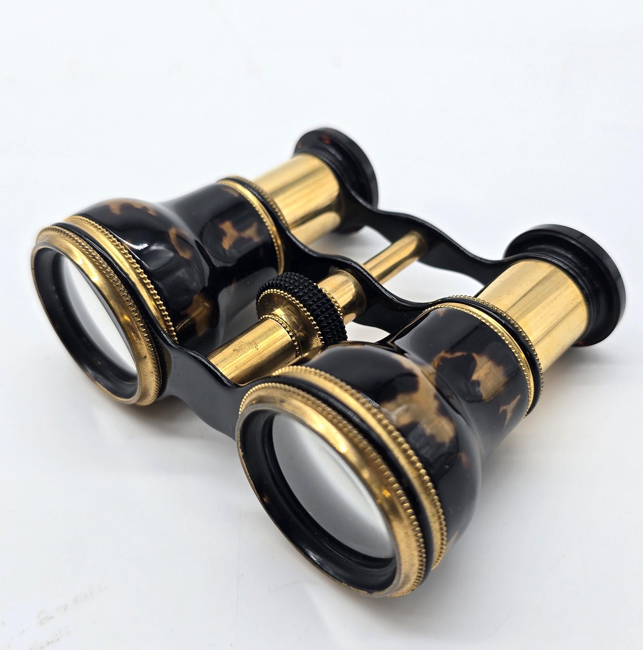 Occhiali da opera con la loro custodia originale in pelle blu, inglese, circa 1900 in vendita 5