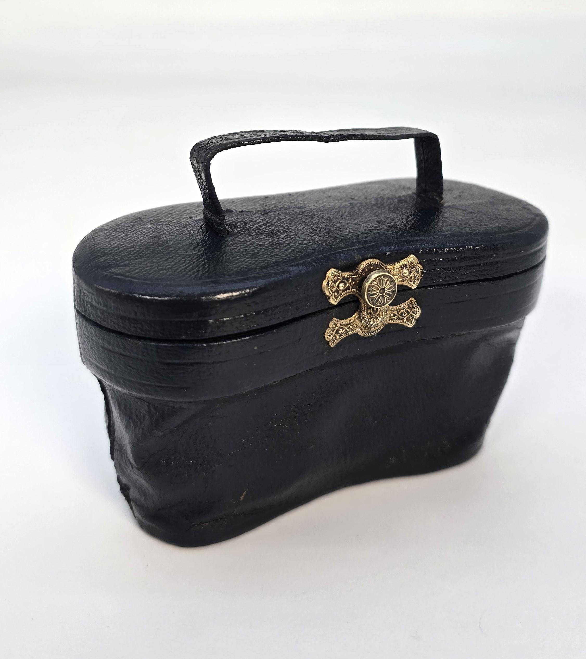 Occhiali da opera con la loro custodia originale in pelle blu, inglese, circa 1900 in vendita 8