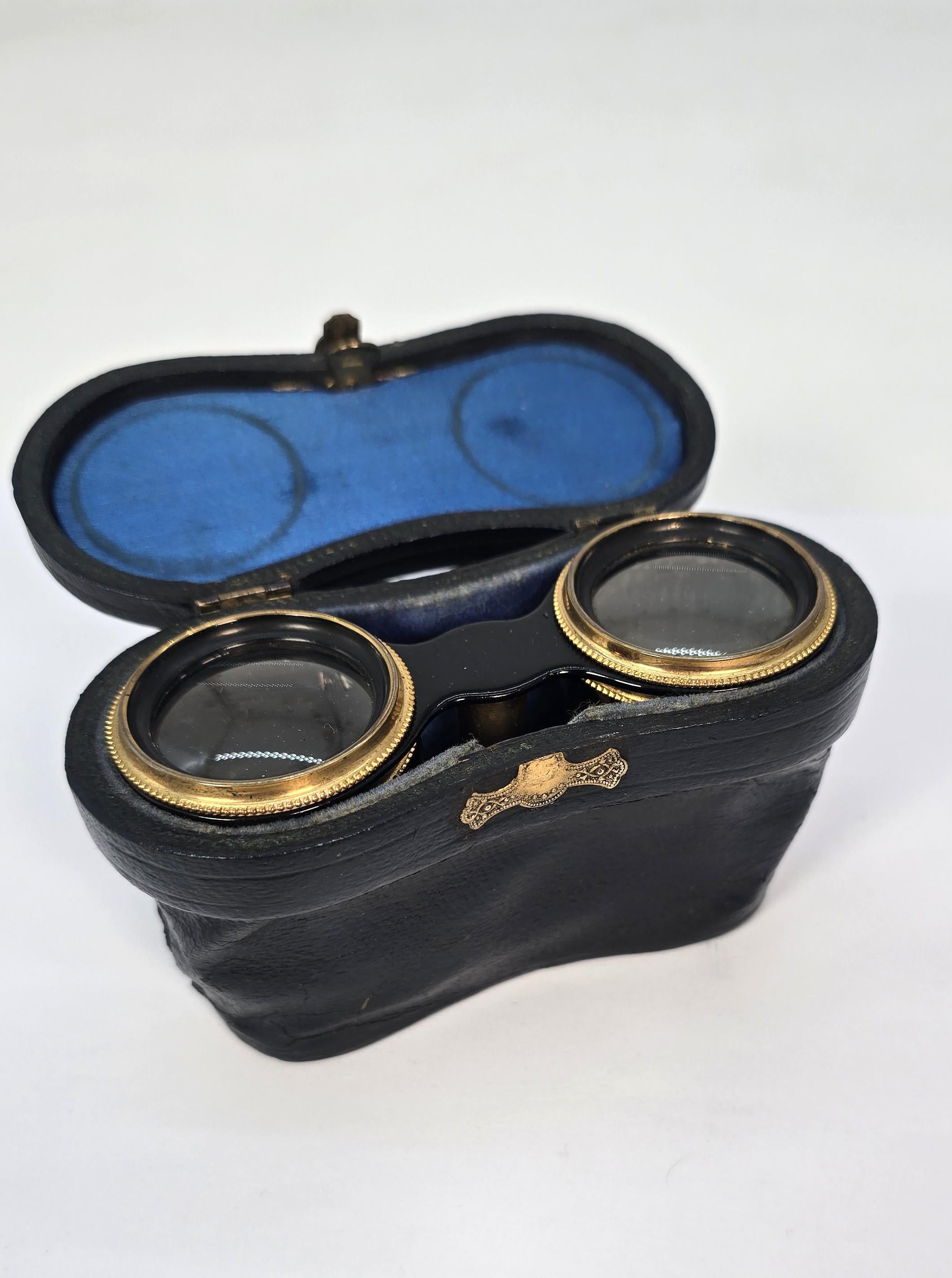 Occhiali da opera con la loro custodia originale in pelle blu, inglese, circa 1900 in vendita 9