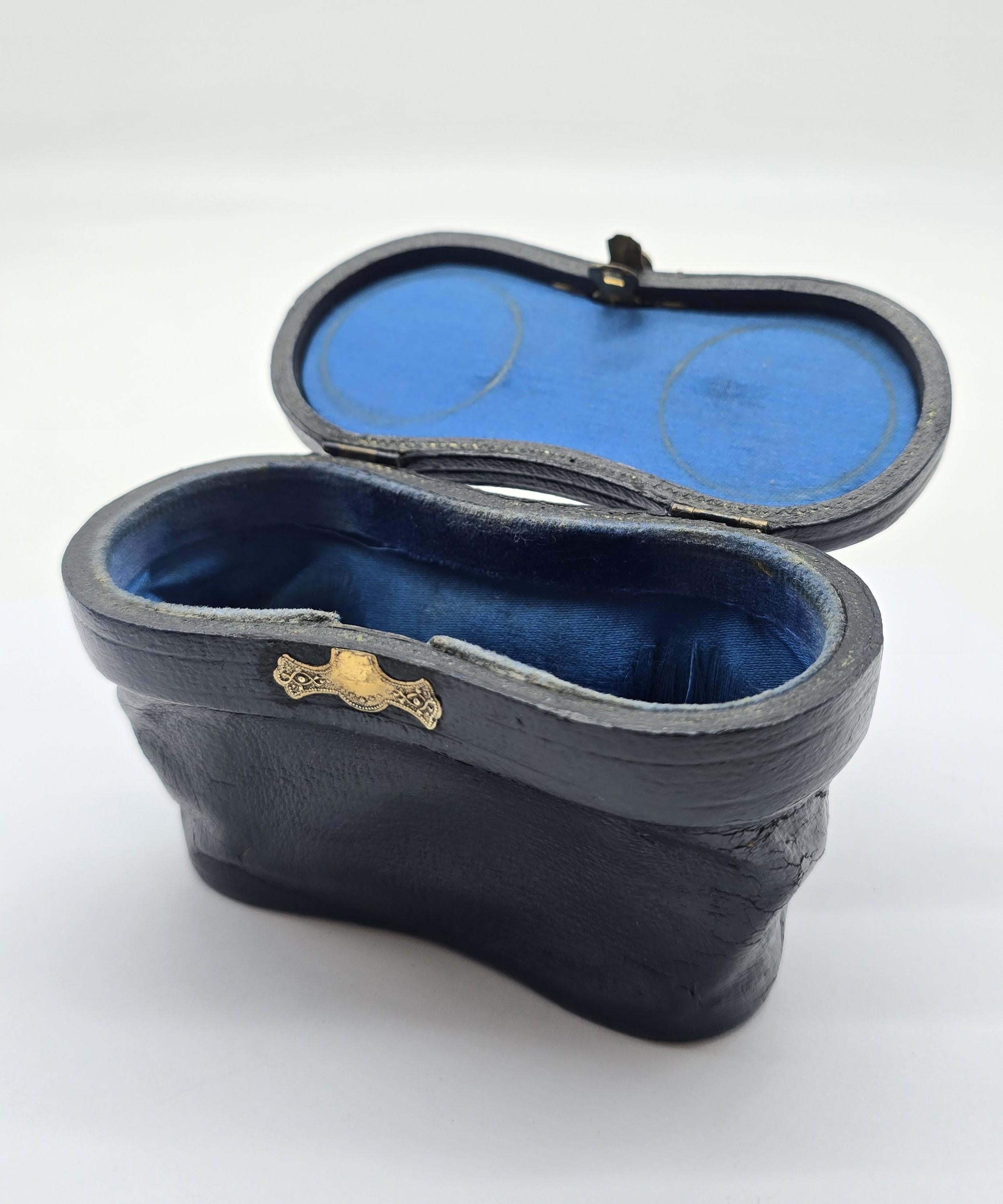 Occhiali da opera con la loro custodia originale in pelle blu, inglese, circa 1900 In condizioni buone in vendita a Central England, GB