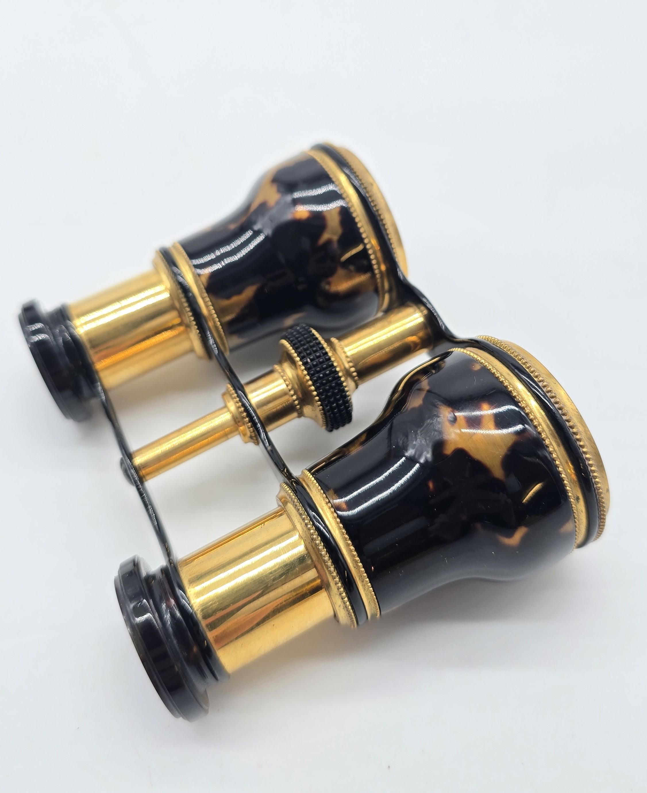 XX secolo Occhiali da opera con la loro custodia originale in pelle blu, inglese, circa 1900 in vendita