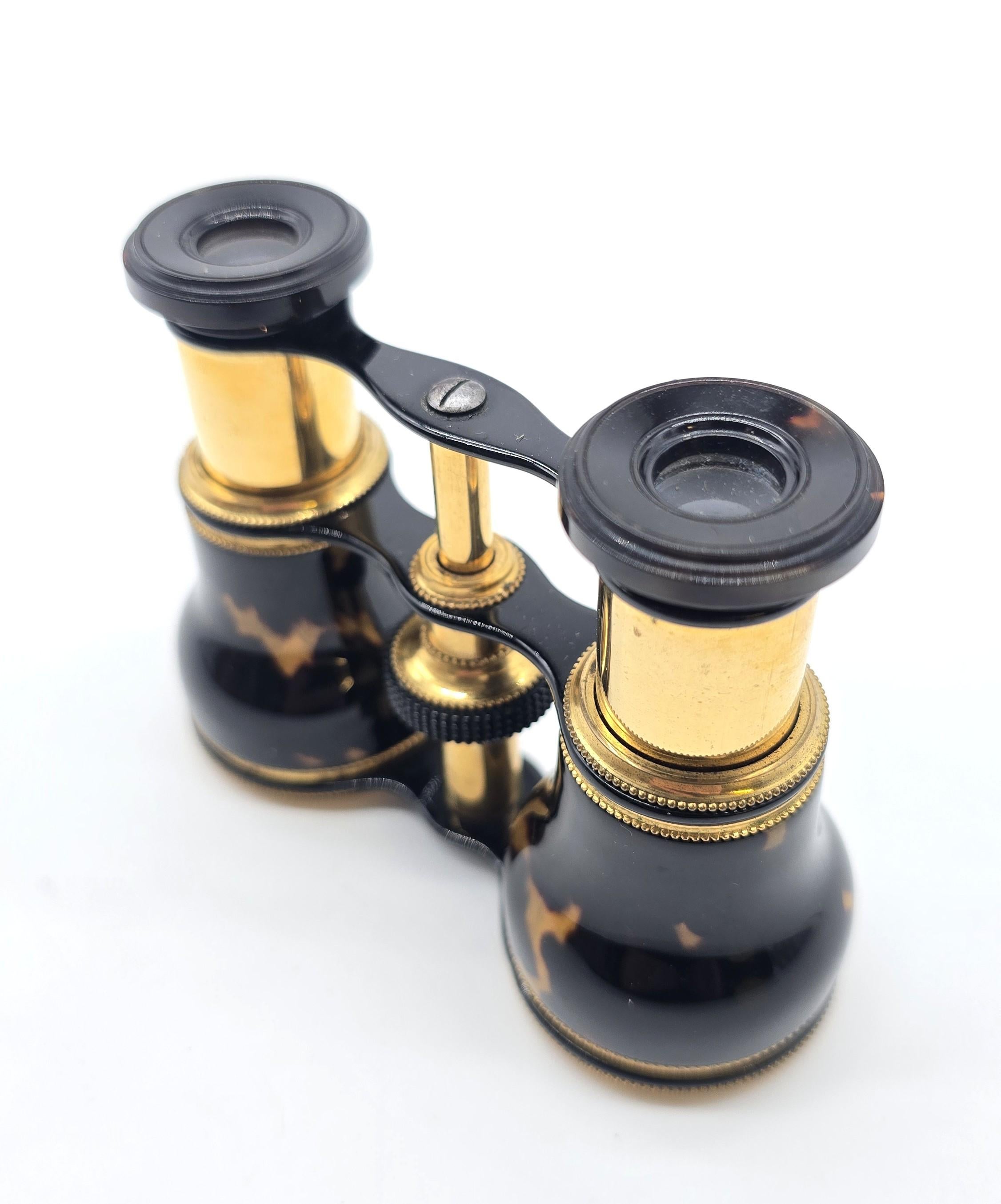 Occhiali da opera con la loro custodia originale in pelle blu, inglese, circa 1900 in vendita 1