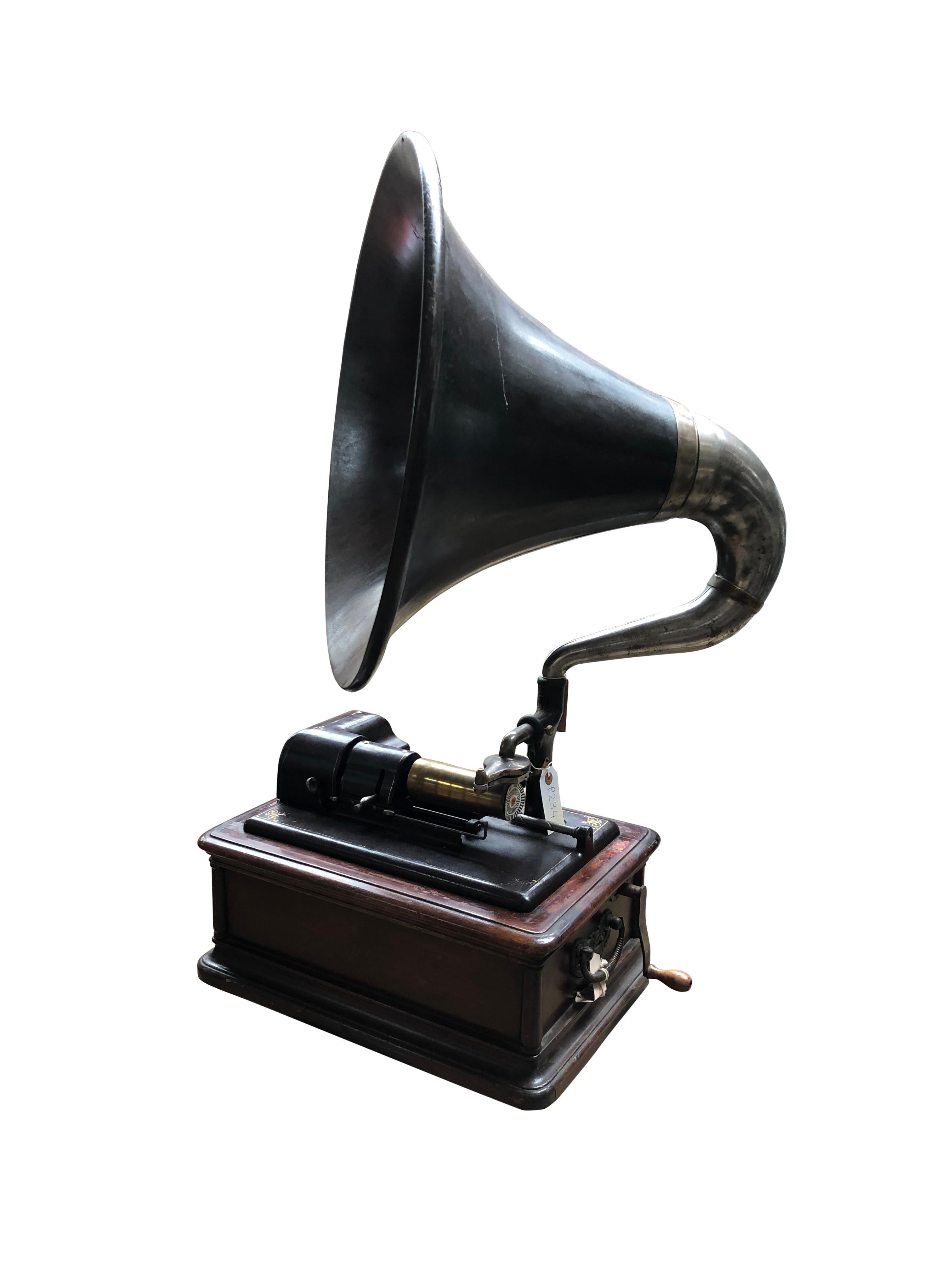 A fantastic and rare opera gramophone, Thomas A. Edison, 19th century. This Marvelous piece comes with all the original wooden horn and its good original condition. The gramophone has its original plaque, authenticating this is an A Edison Opera