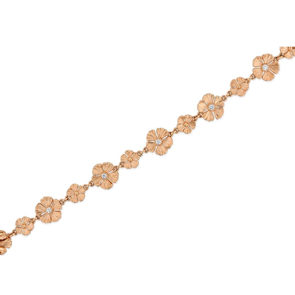Eine außergewöhnliche Halskette, die aus abwechselnd größeren und kleineren Blumen aus 18 Karat Roségold besteht.  Die größeren Blüten haben auf beiden Seiten eine kleine Raute.  Die 32-Zoll-Halskette kann lang oder doppelt getragen werden.  Die