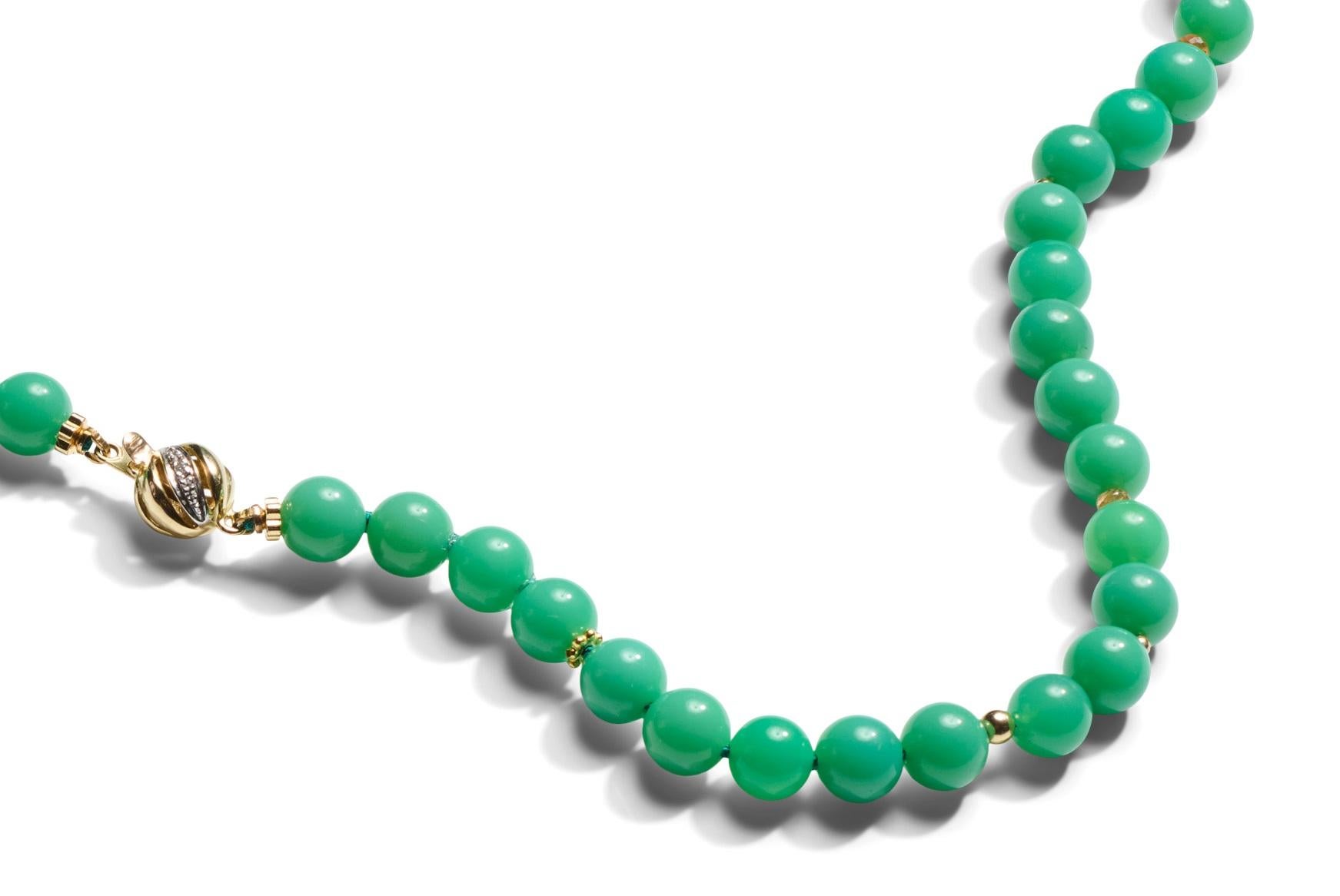 Un regio collar artesanal de longitud de ópera con piedras crisoprasas impecables de la más alta calidad. Este collar contiene crisoprasas verdes auténticas de alta calidad, delicadamente ensartadas con cuentas de oro macizo de 14 quilates (amuleto