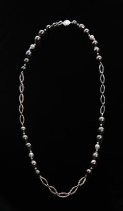 Tahitian and Akoya Pearls Combine With a White Gold Chain
