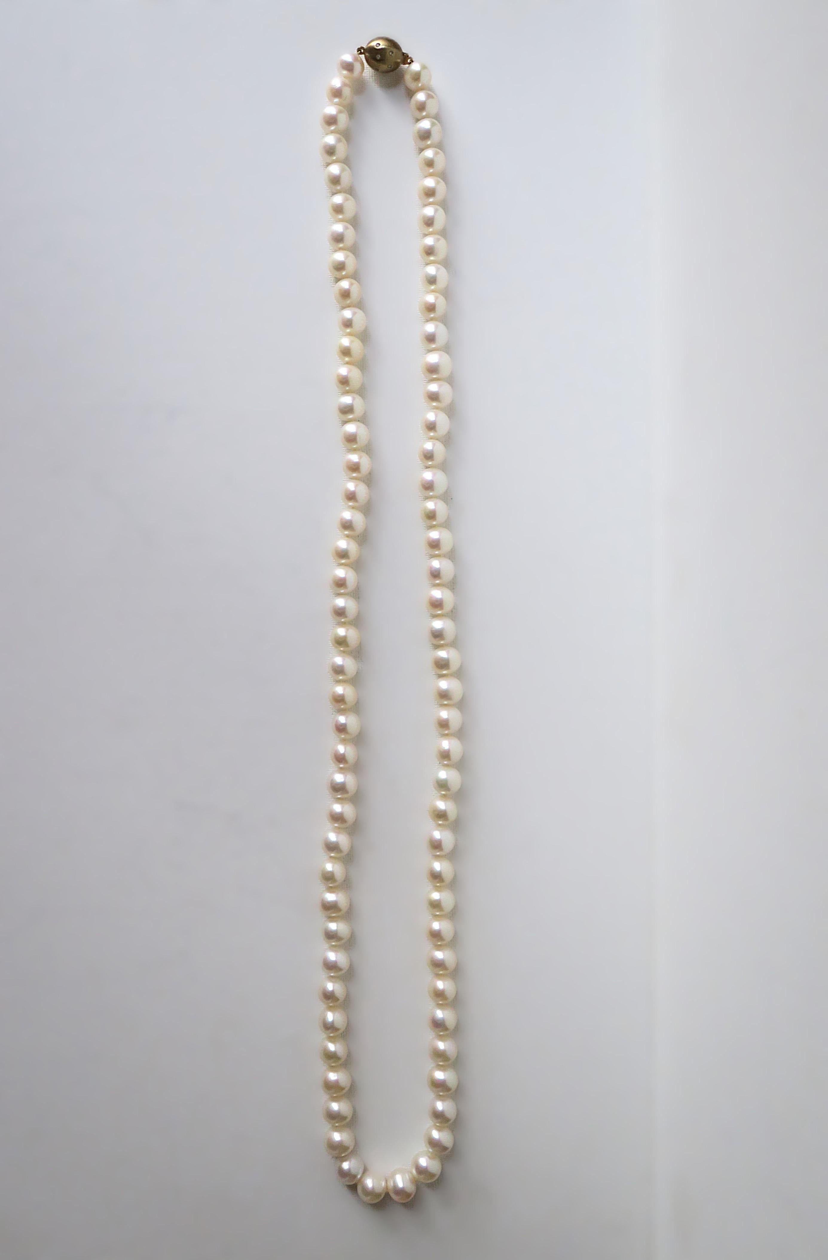 Bellissima collana tedesca di perle d'acqua dolce con chiusura in oro 18 carati e diamanti, risalente alla fine del XX o all'inizio del XXI secolo, Germania. Le perle sono tutte quasi rotonde e di una bella dimensione, con una dimensione massima di
