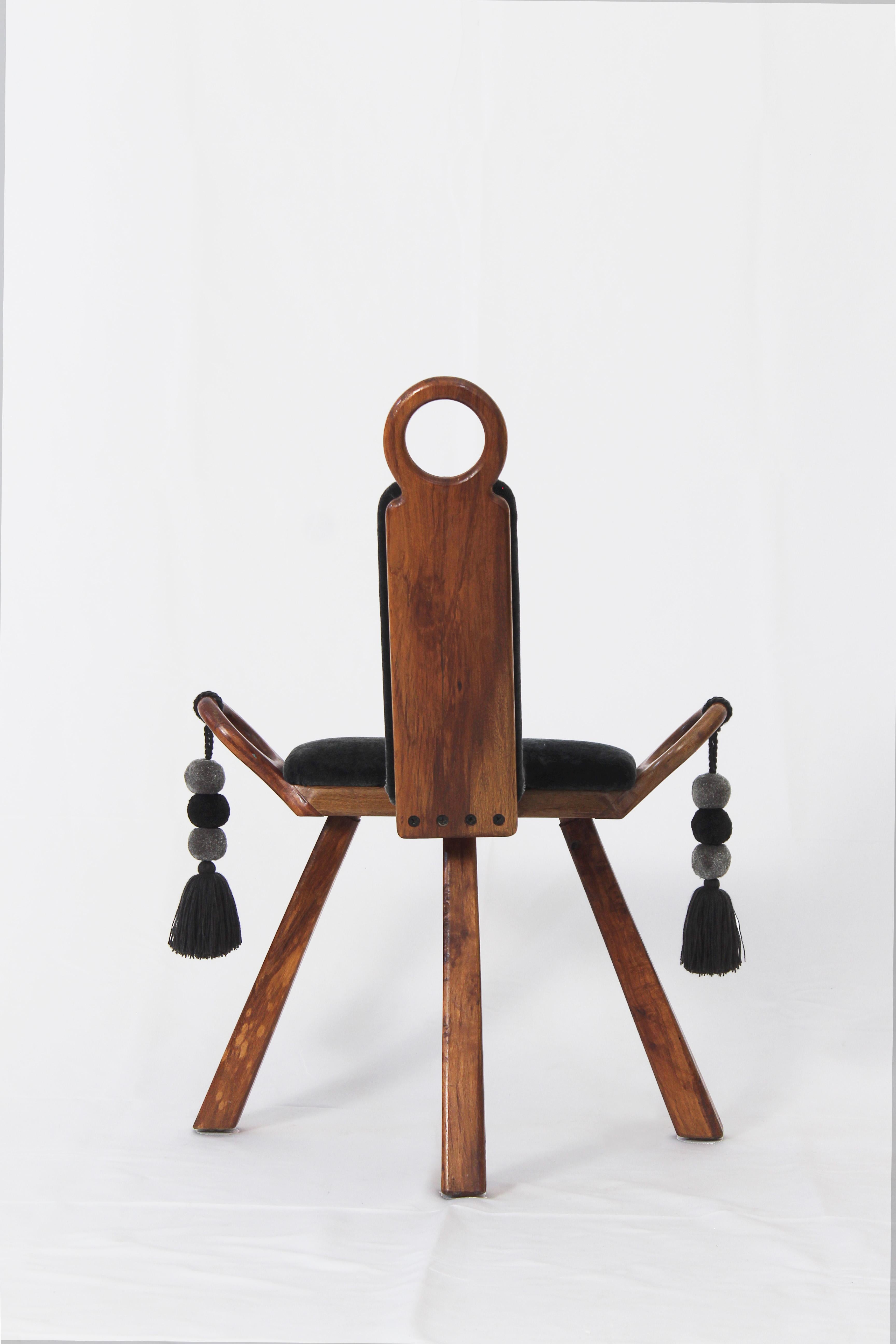 Sculpté à la main OPERA : Paire de chaises d'accouchement contemporaines pour sage-femme mexicaine en velours mohair en vente