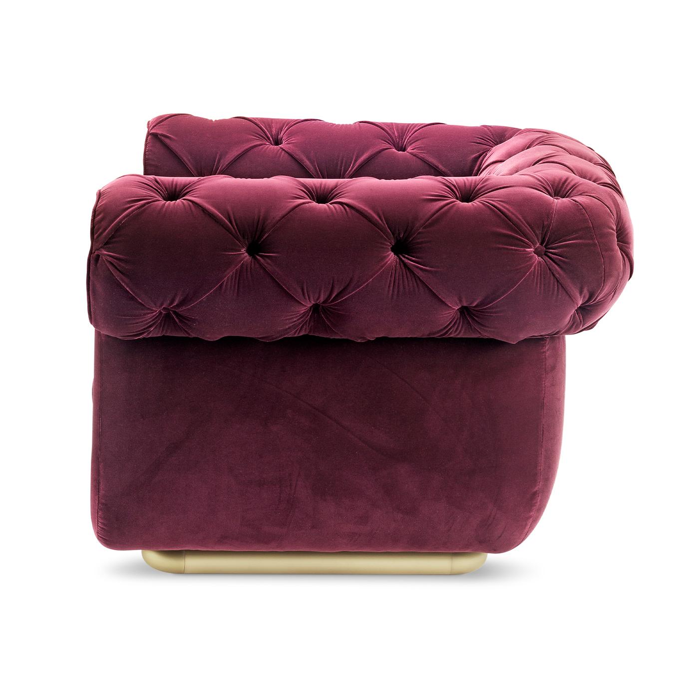 Gem of unrivaled tailored craftsmanship, this armchair will find ideal placement in an exclusive bedroom or living room, where it will distill its glamorous personality. Richly padded and upholstered in purple, velvety fabric, the plush volumes