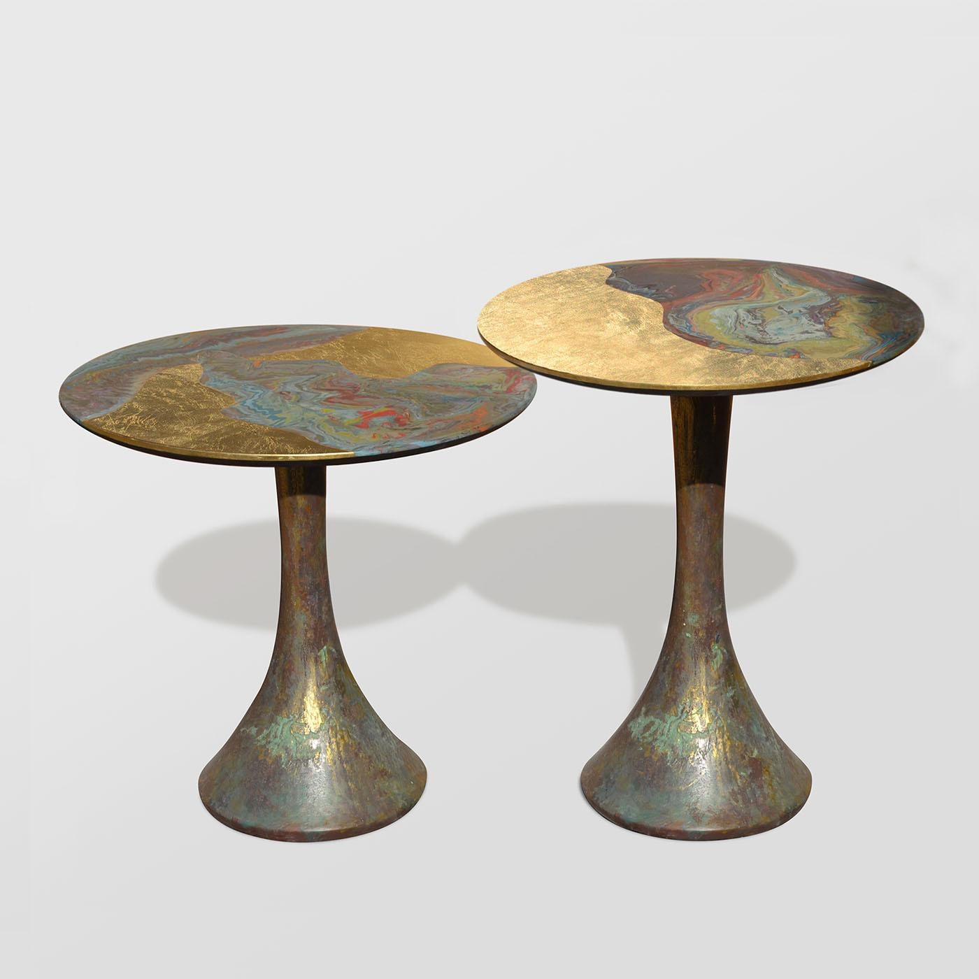 Grande table d'appoint en métal polychrome Opera de Cupioli Neuf - En vente à Milan, IT