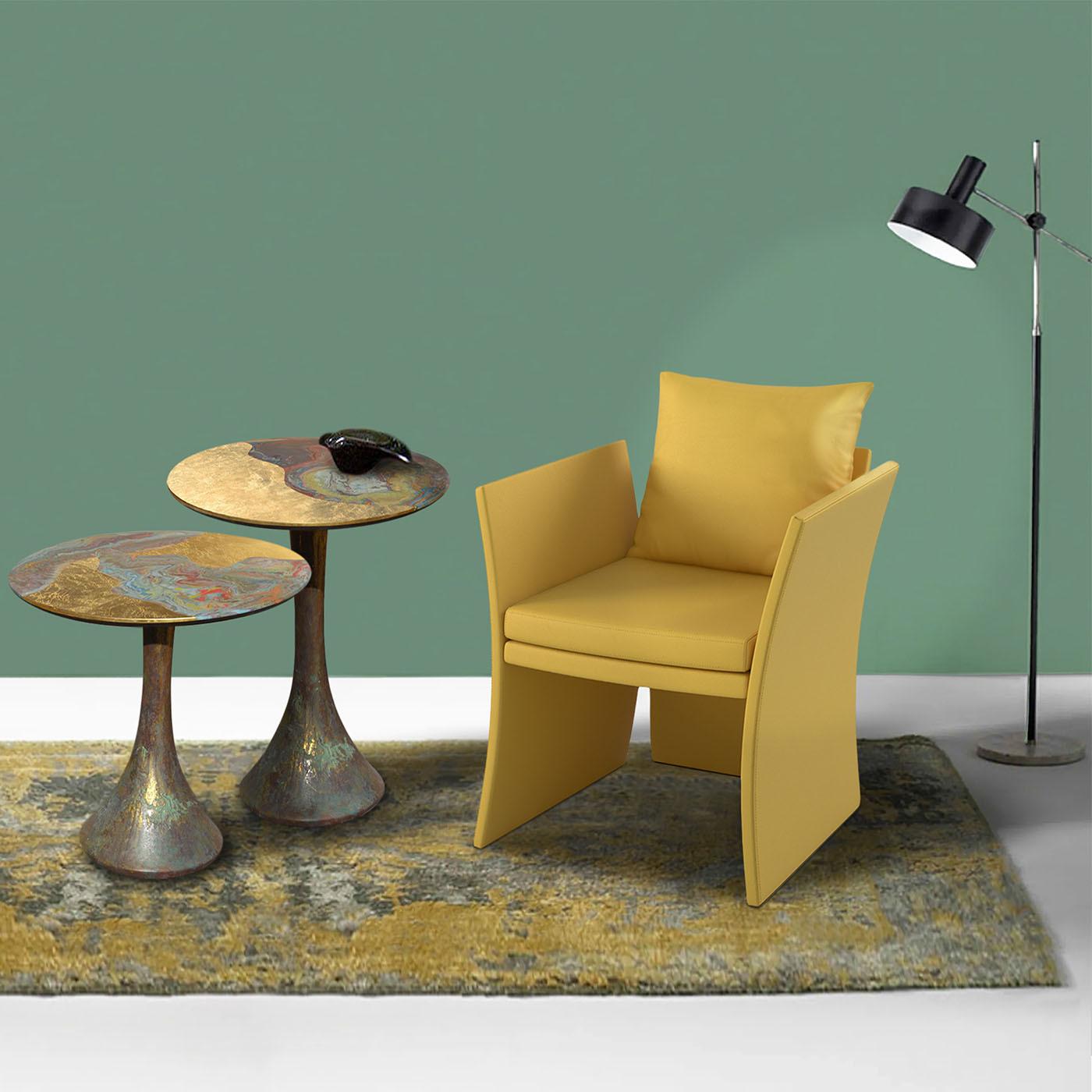 Grande table d'appoint en métal polychrome Opera de Cupioli en vente 1