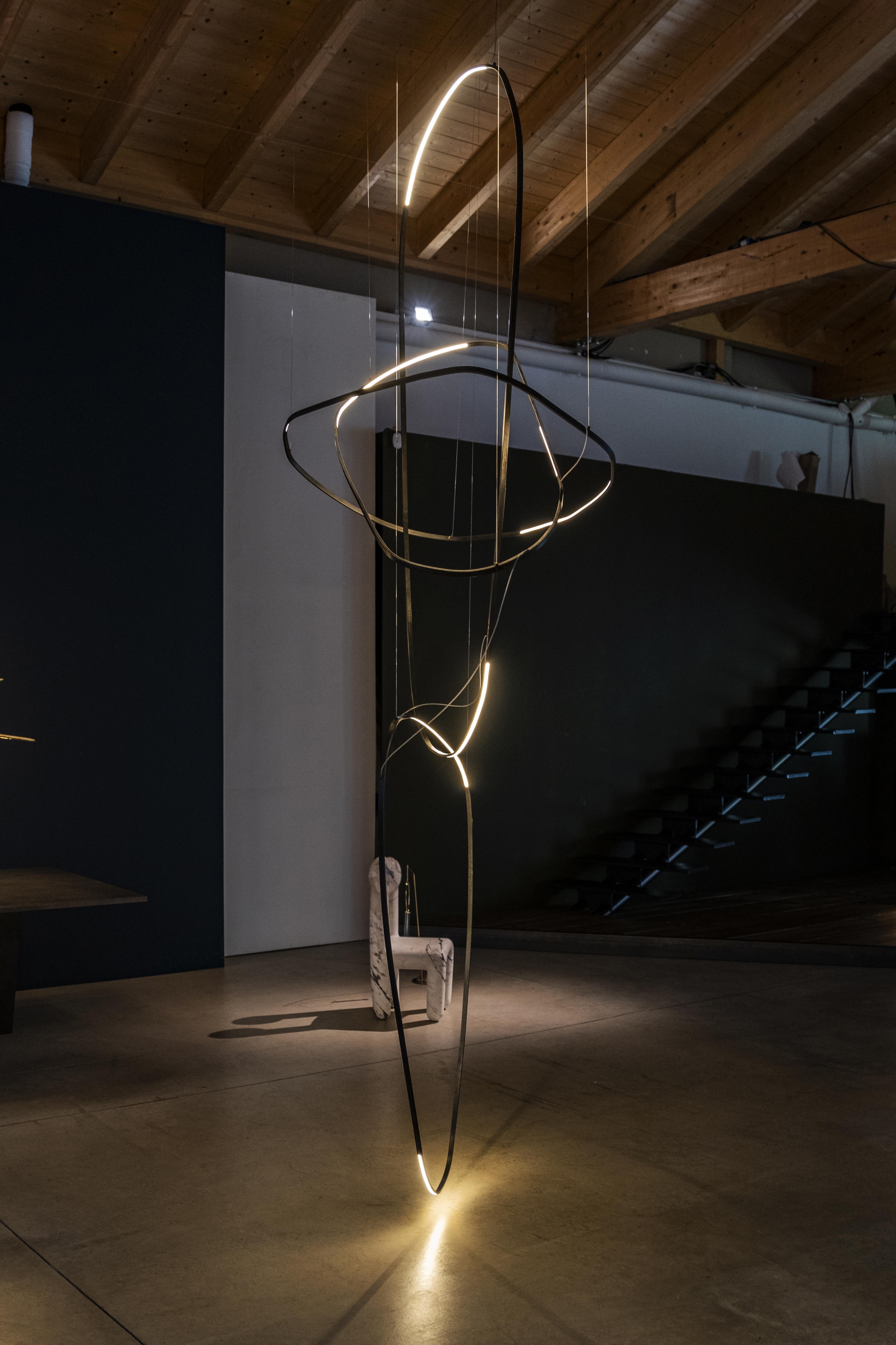 Ophelia-Leuchte aus Messing mit Skulptur, signiert von Morghen Studio im Angebot 4