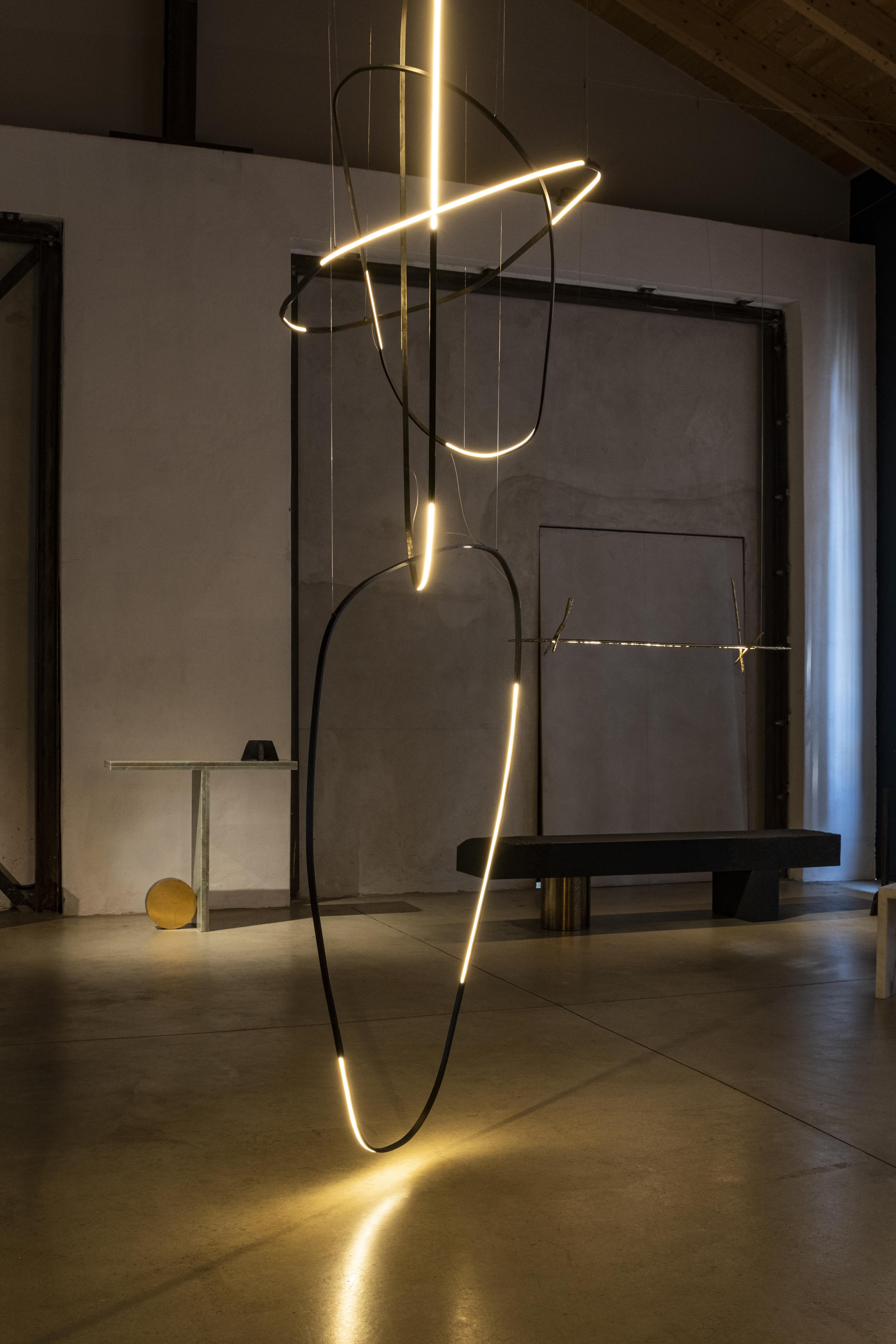 Ophelia-Leuchte aus Messing mit Skulptur, signiert von Morghen Studio im Angebot 3