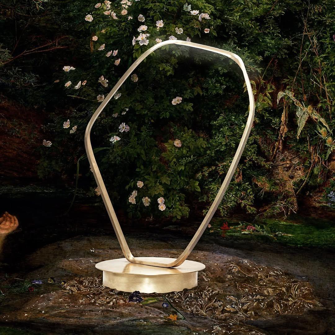 Organic Geometric Form Loop Brass Contemporary Table Lamp by Morghen Studio In New Condition For Sale In Geneve, CH