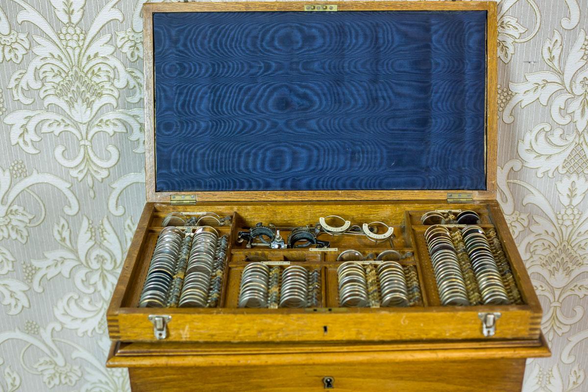We present you this Swedish wooden case with a set of ophthalmic trial lenses.
It contains 144 lenses in a metal frame with a diameter of 44 mm plus optical instruments.
