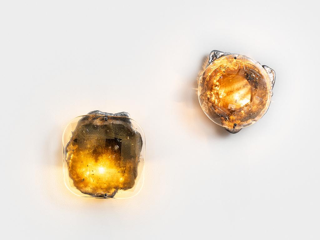 Lámpara Opia // 1 aplique de cristal, latón y aluminio de Wei Xiaoyan Siglo XXI y contemporáneo en venta