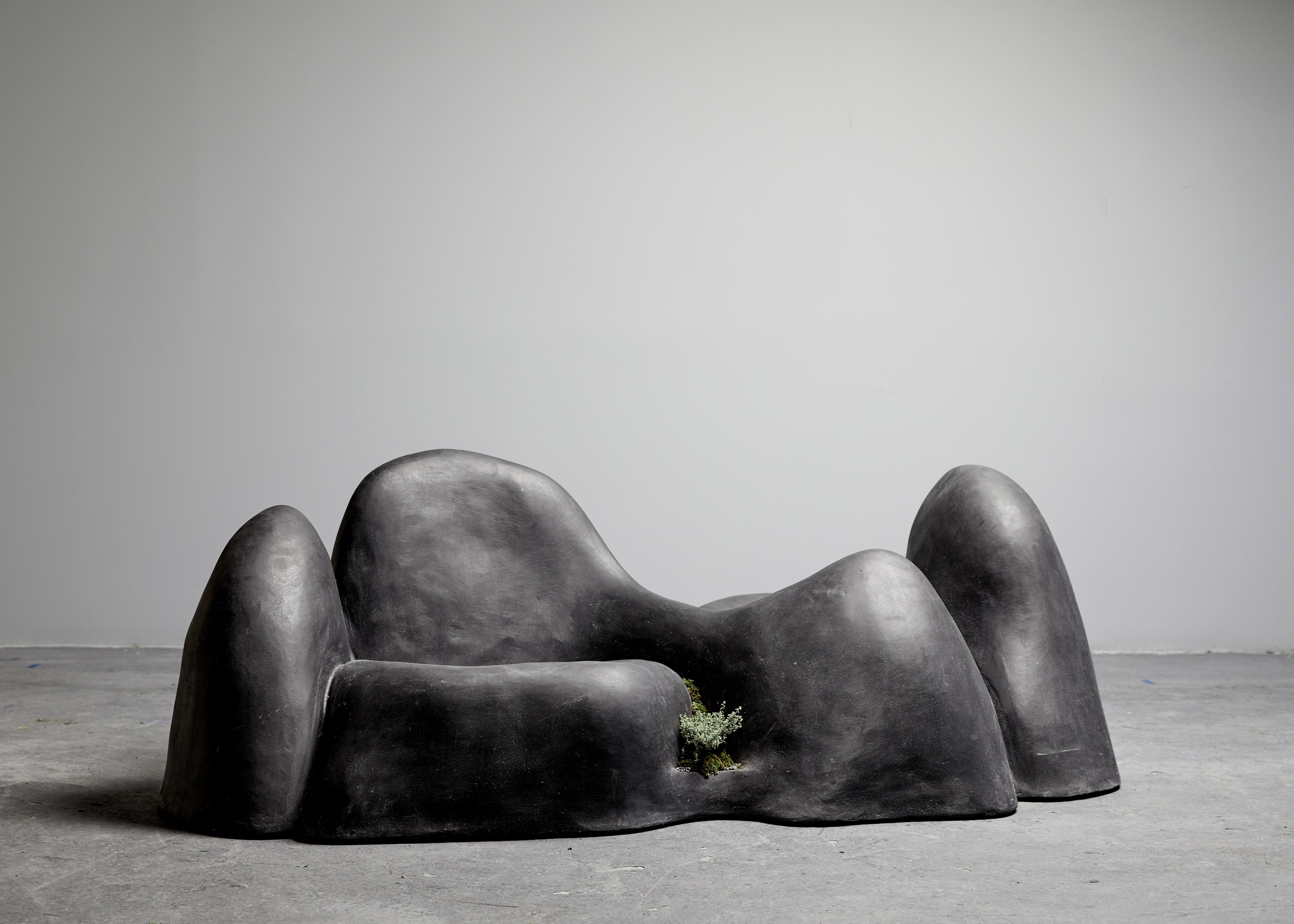 Soy Una Roca, Skulpturaler Betonsitz von OPIARY (Moderne) im Angebot