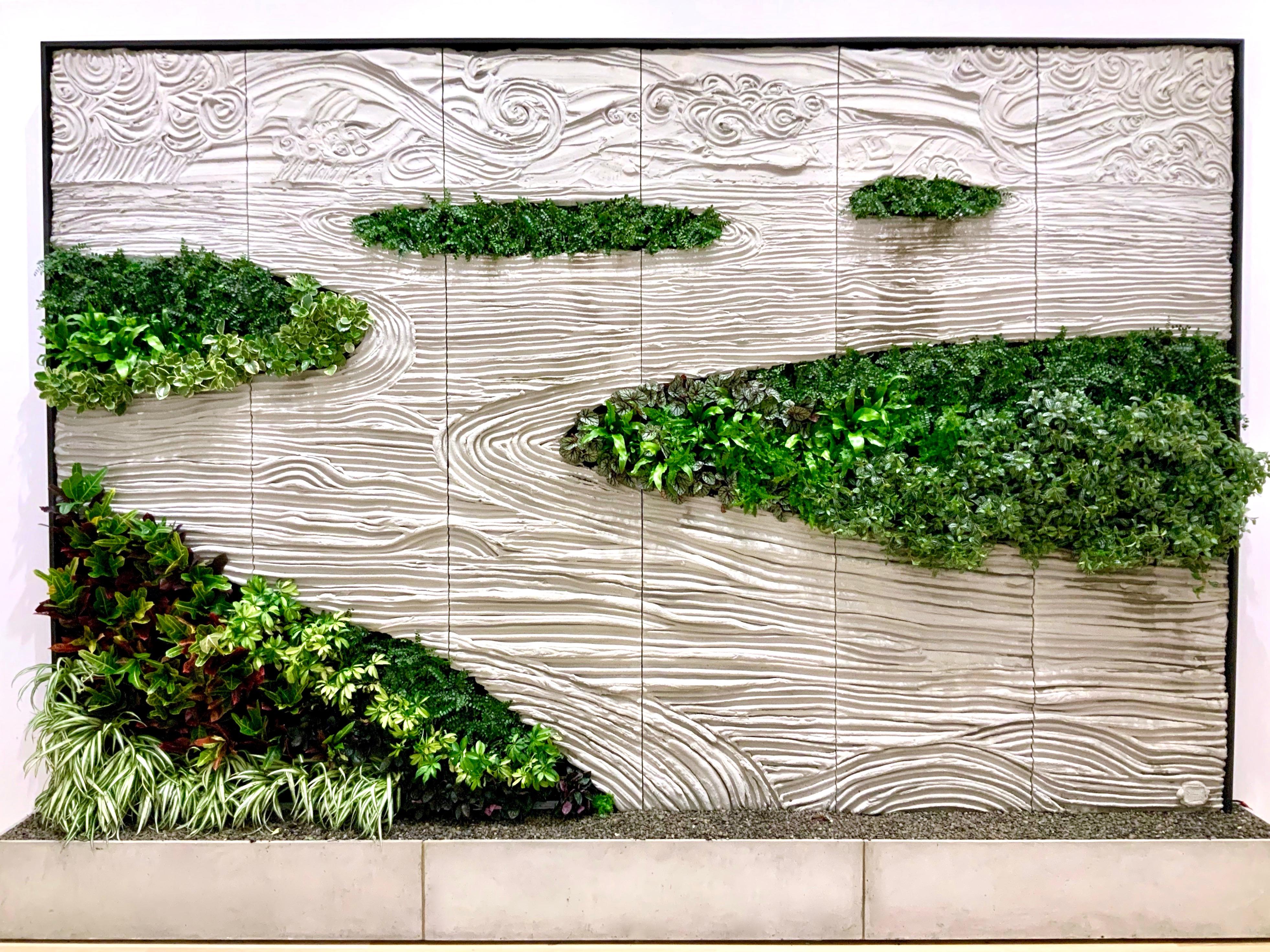 Ce mur vert s'inspire de la logique de conception du monde naturel et des jardins zen traditionnels japonais. Chaque mur personnalisé est disponible avec des plantes en soie vivantes ou artificielles. Les murs vivants sont réalisés avec des systèmes