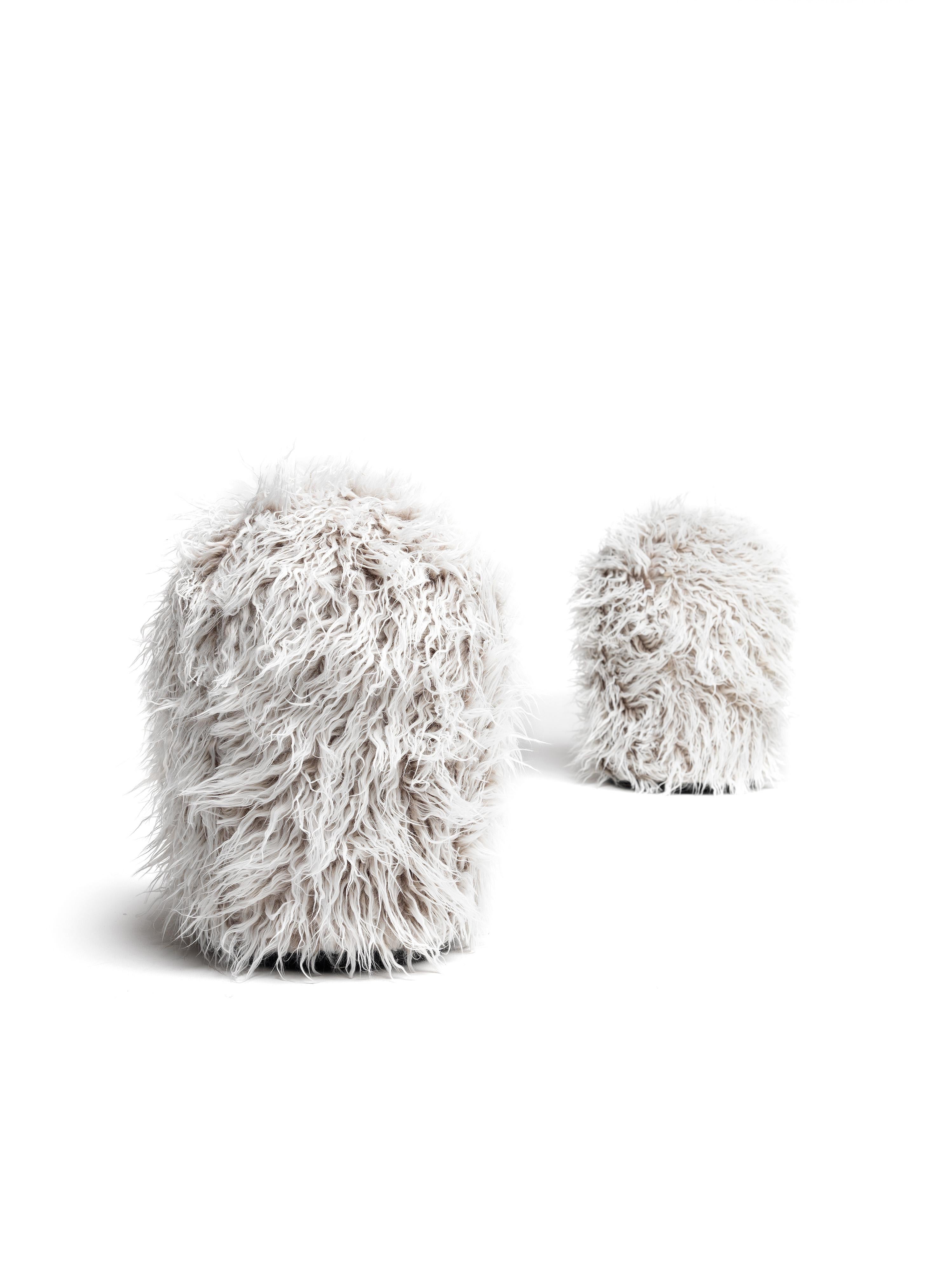 Soft, friendly, carefree…dishevelled! Chummy frizzy pouf is padded in polyurethane foam and coated in a long and “dishevelled” white faux fur. A pouf that, according to a concept that is particularly dear to the two designers who created them,