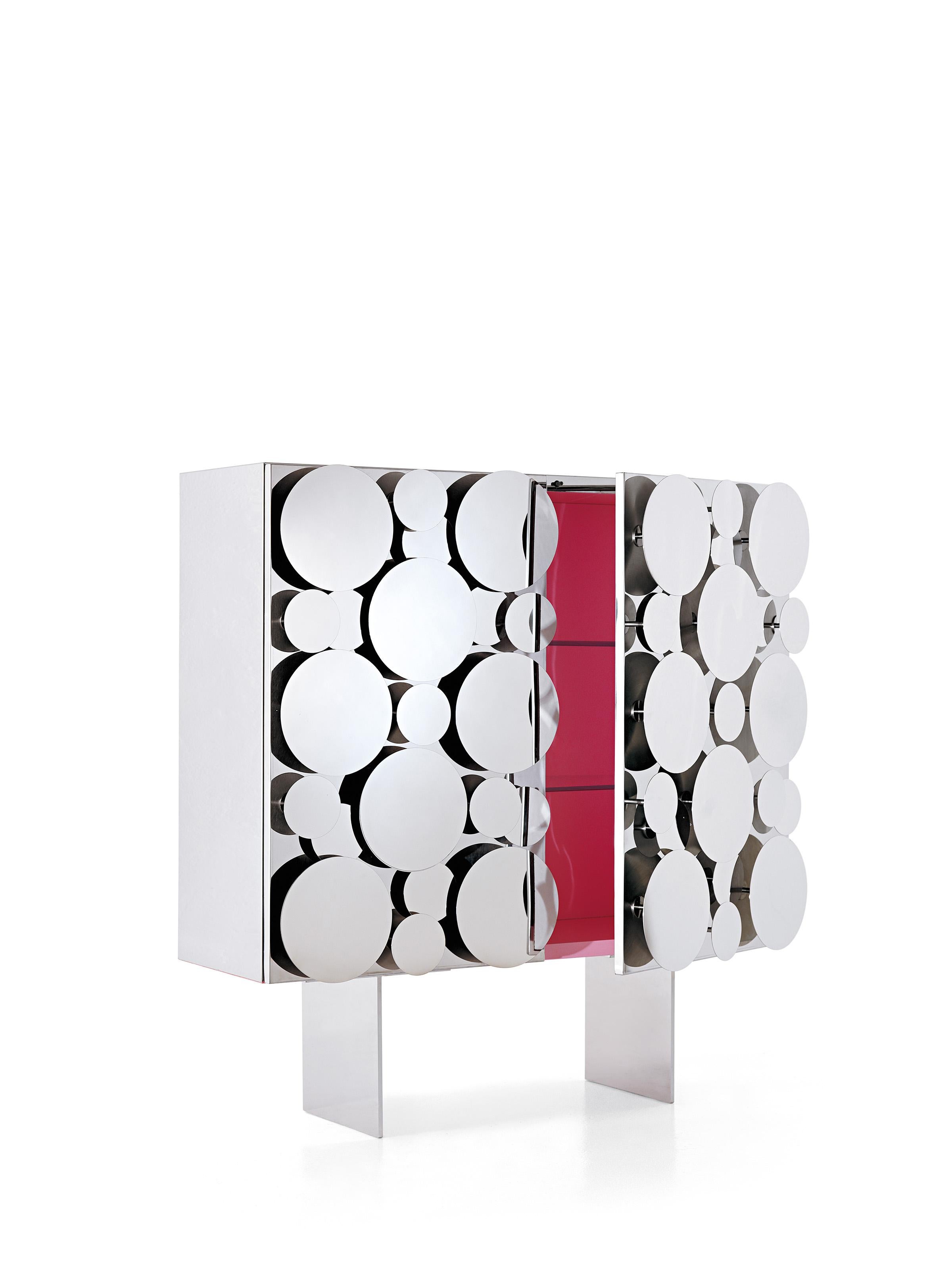 It is the different meaning given to the term Gagà in Italian and in French, the two languages he loves, that designer Maurizio Galante reflected upon in conceiving his Gagà, the collection that includes two sideboards, characterized by surfaces