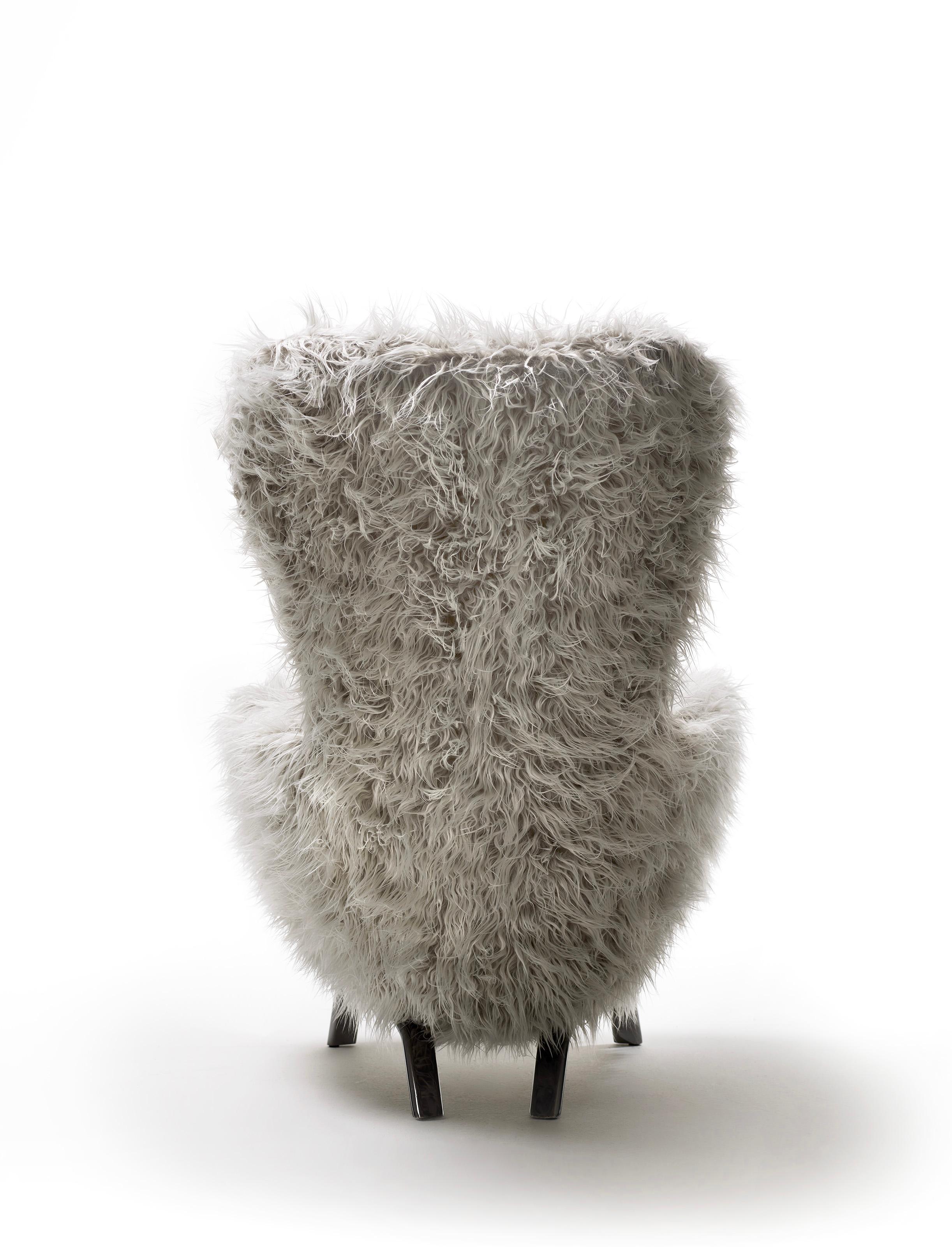 A cozy and comfortable bucket seat, a reassuring form with absolutely contemporary details; these are the main features of the Guelfo collection designed by Lapo Ciatti.

Guelfo wingback chair and pouf were launched in 2015 with the aim to give a