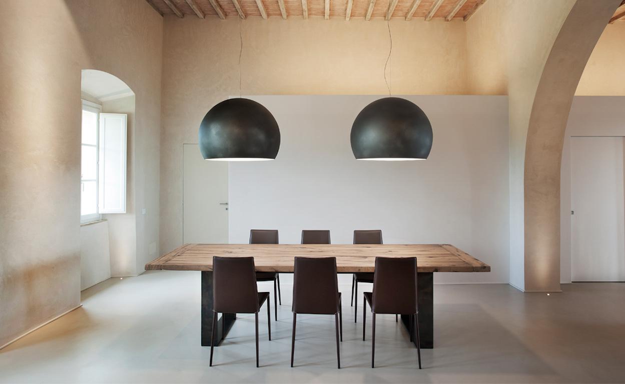 The suspended lamp designed by Lapo Ciatti, LAlampada, combines tradition and modernity. A lamp that, as the name suggests, does not need any great presentations thanks to its recognizable shapes. A 