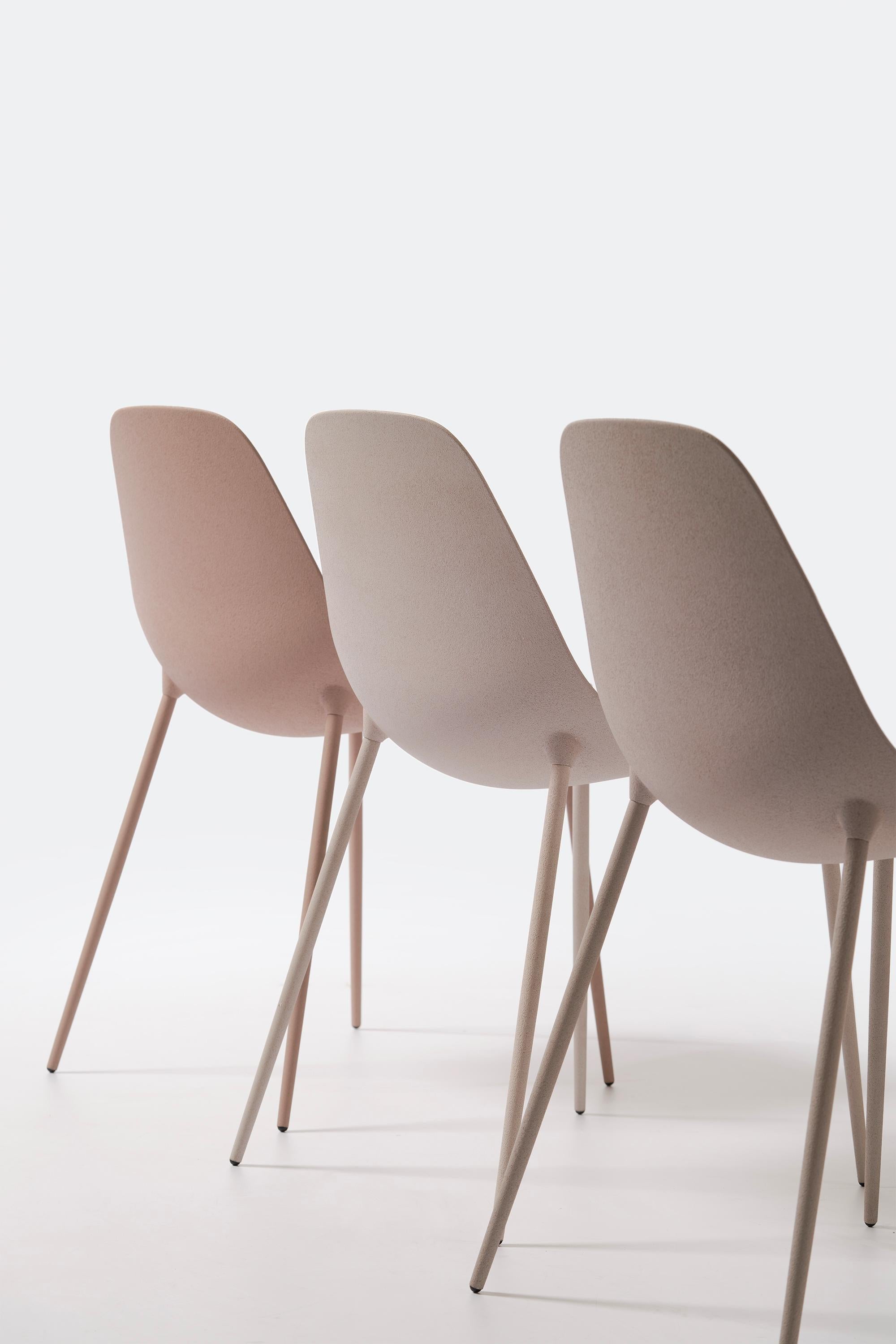 Un, cent, mille Mammamia ! C'est ce que l'on pourrait dire en constatant la surprenante polyvalence de cette collection de chaises de Marcello Ziliani qui embrasse d'innombrables combinaisons et variantes : empilables ou non, avec ou sans