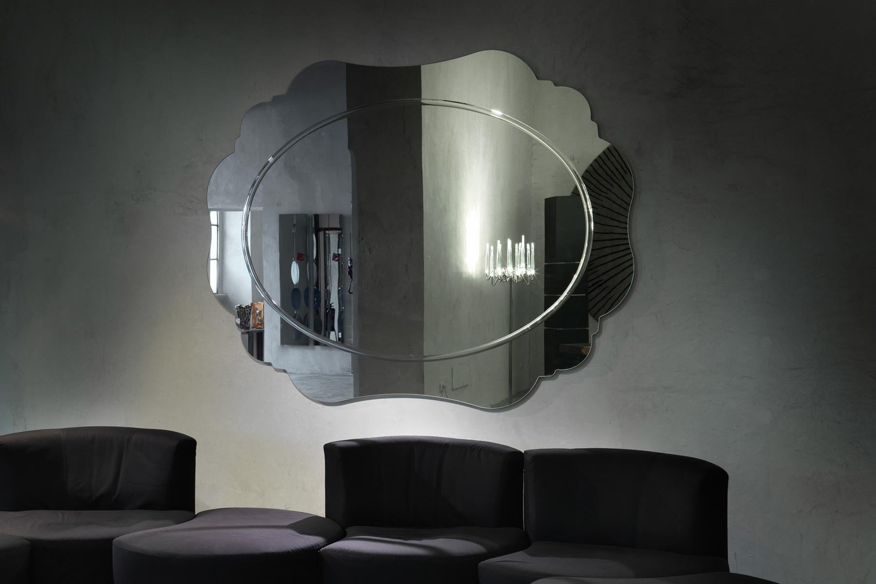 Regio and Regino, the wall mirrors of Paola Navone recall the eighteen and nineteenth century archetypes, capturing the characteristic trait, but becoming their modern revision. Shaped following the classic lines, they feature a silver decor