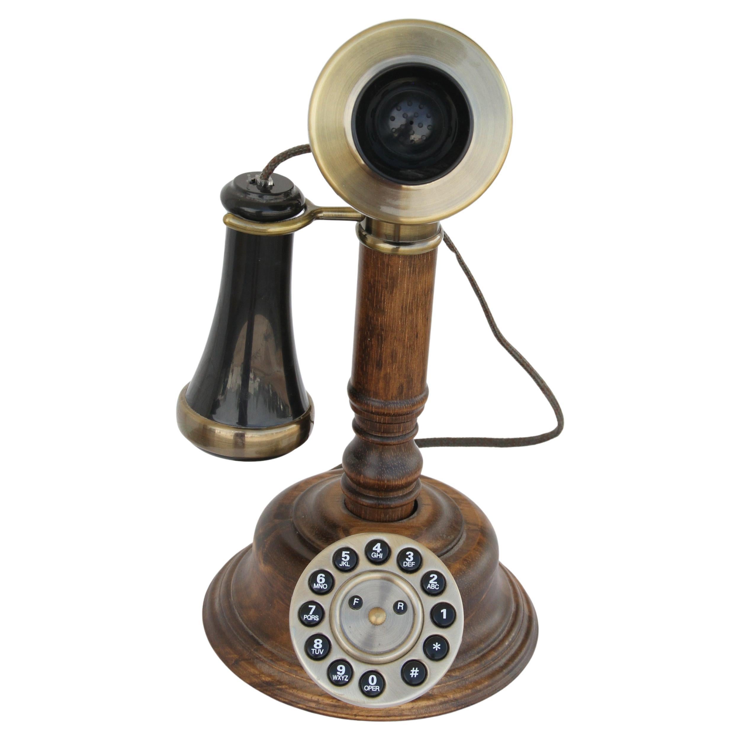 Opis 1921 Kabel Tischtelefon Vintage Holz Telefon ist ein Retro-Telefon in Deutschland hergestellt. Ein tolles Dekorationsstück, das für Gesprächsstoff sorgt. Ein schönes und zeitloses Design.