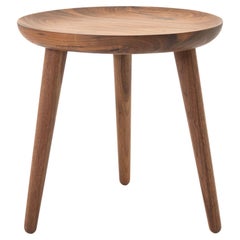 Opium Table, table en bois massif tourné en noyer huilé 'L'.