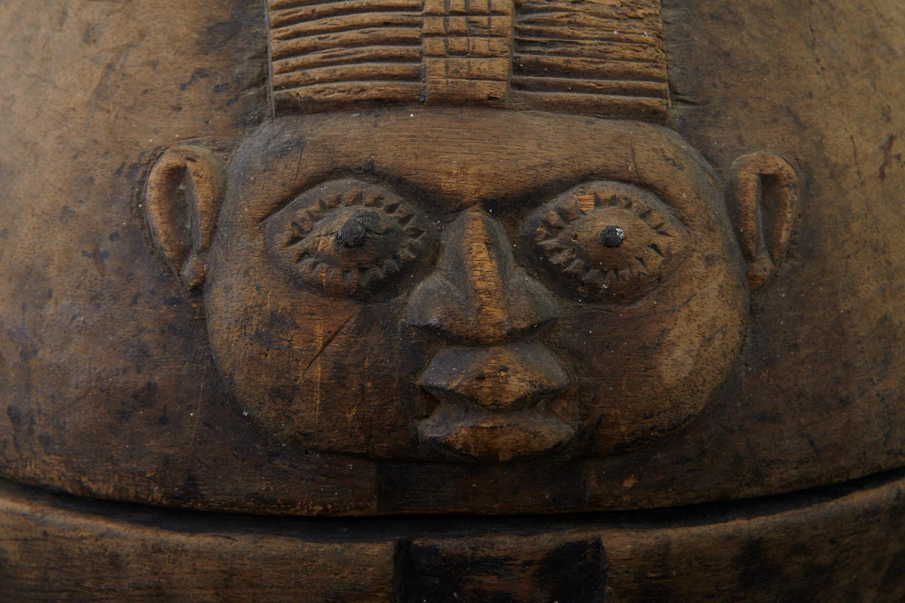 Sculpté à la main Opon Igede Ifa - Bol de divination, Yoruba People, Nigeria, début du XXe siècle en vente