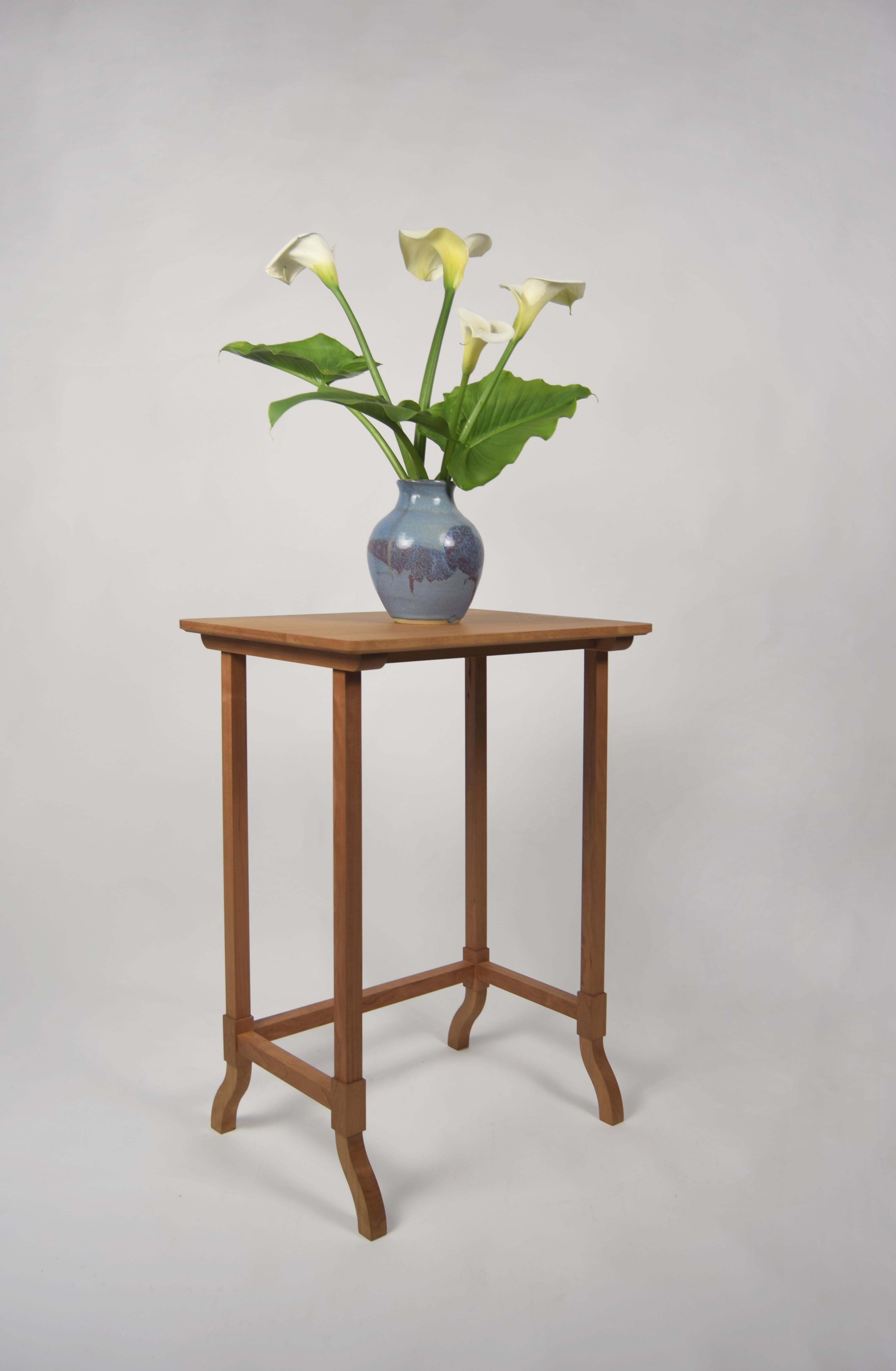 Table d'appoint Oporto Arts & Crafts - Fabrication artisanale en cerisier noir

La table d'appoint Oporto incarne l'essence de l'artisanat Arts & Crafts, célébrant l'honnêteté de la menuiserie, les matériaux nobles et l'élégance discrète. Fabriqué à