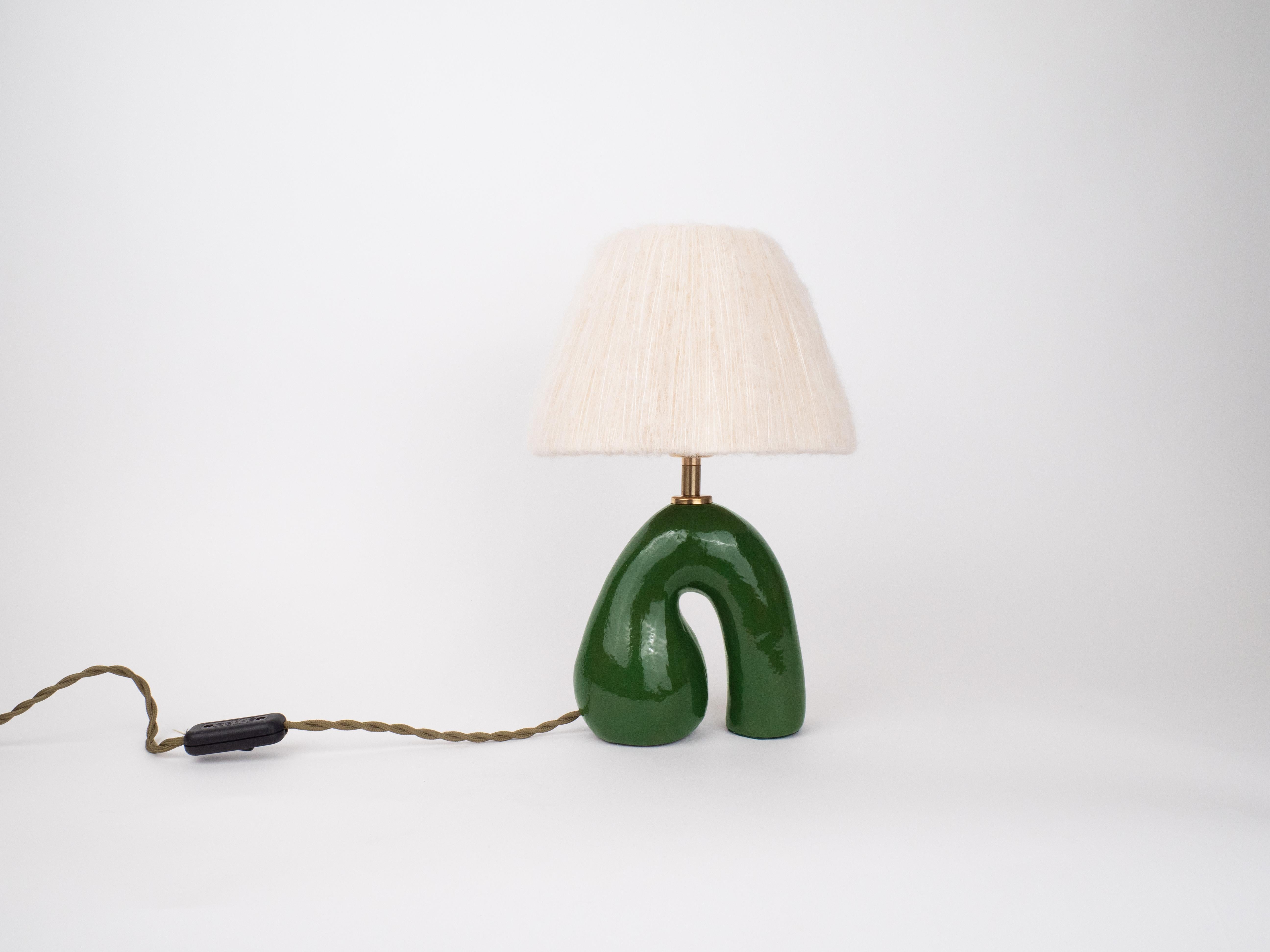Pied de lampe vert foncé à finition brillante associé à un abat-jour en laine blanc cassé.

Ampoule NON incluse
Raccord d'ampoule recommandé : E27/26 
Type d'ampoule recommandé : Mini Globe LED

Le délai de traitement est estimé à 2 semaines à