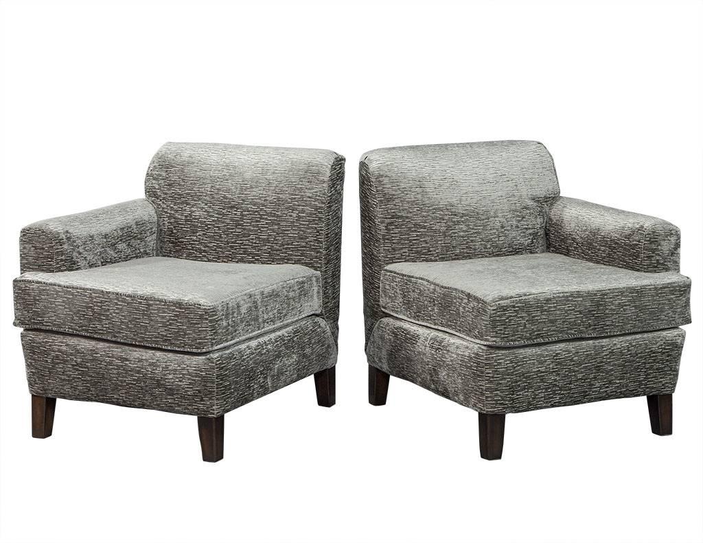 Diese Modern Lounge Chairs sind fabelhaft. Einer hat einen linken Arm, der andere einen rechten, und beide stehen auf espressofarbenen Holzbeinen. Beide sind neu gepolstert und mit einem wunderschönen, plüschigen grauen Stoff bezogen, der sie