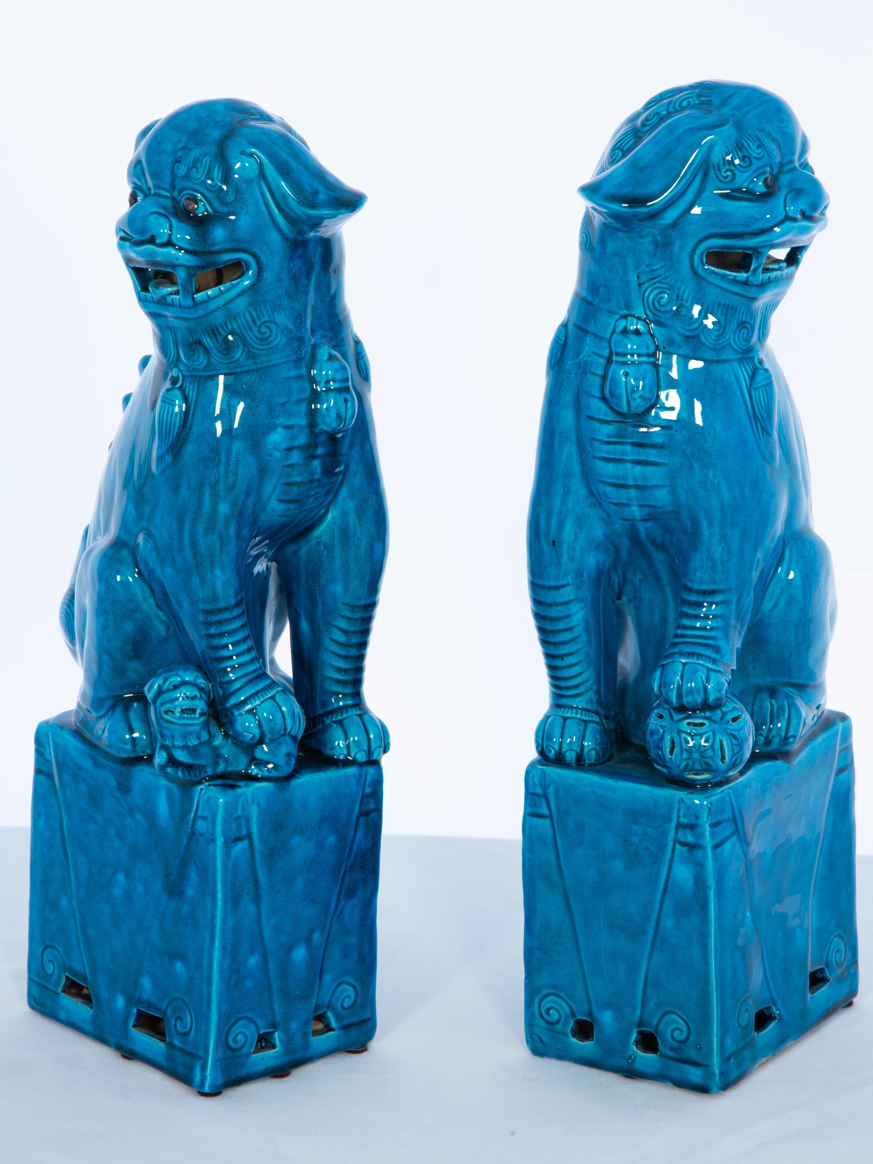 Smaltato Coppia contrapposta di cani da caccia in ceramica turchese vintage da diciotto pollici in vendita