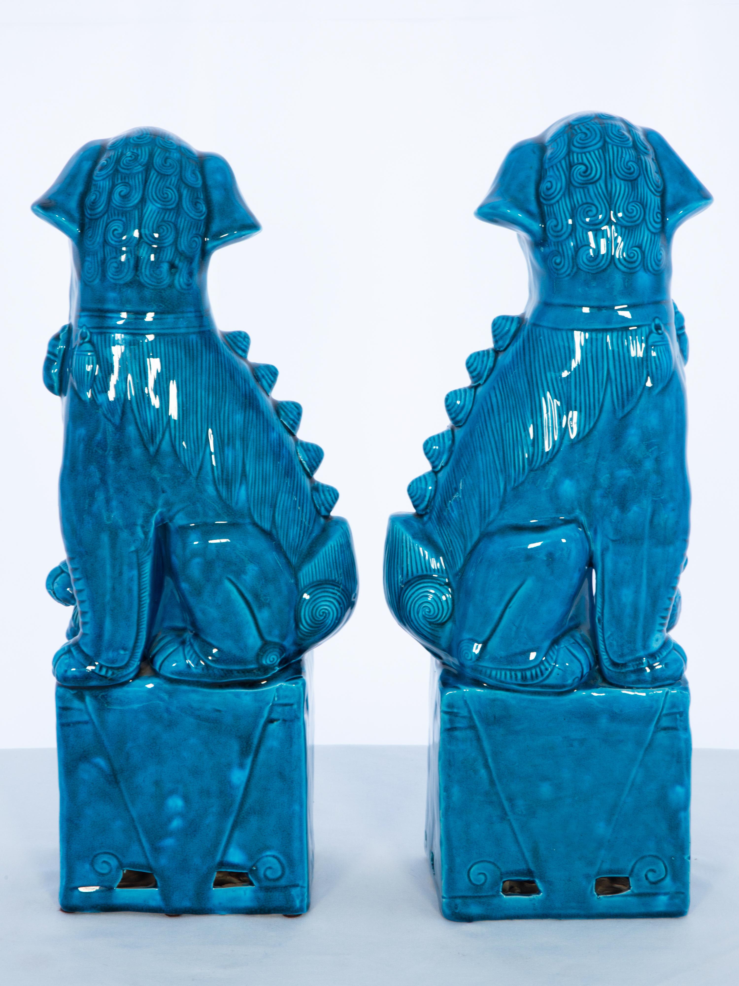 Coppia contrapposta di cani da caccia in ceramica turchese vintage da diciotto pollici In condizioni buone in vendita a West Palm Beach, FL