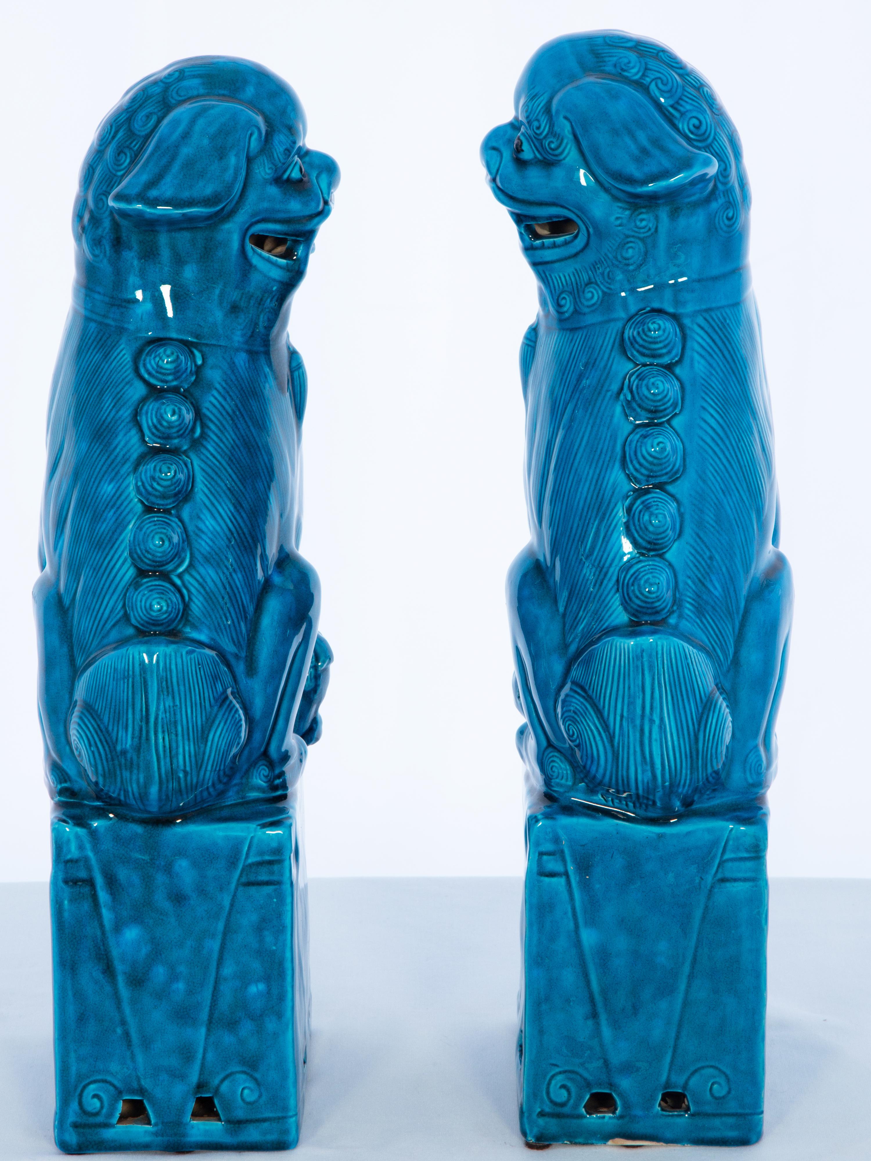 XX secolo Coppia contrapposta di cani da caccia in ceramica turchese vintage da diciotto pollici in vendita