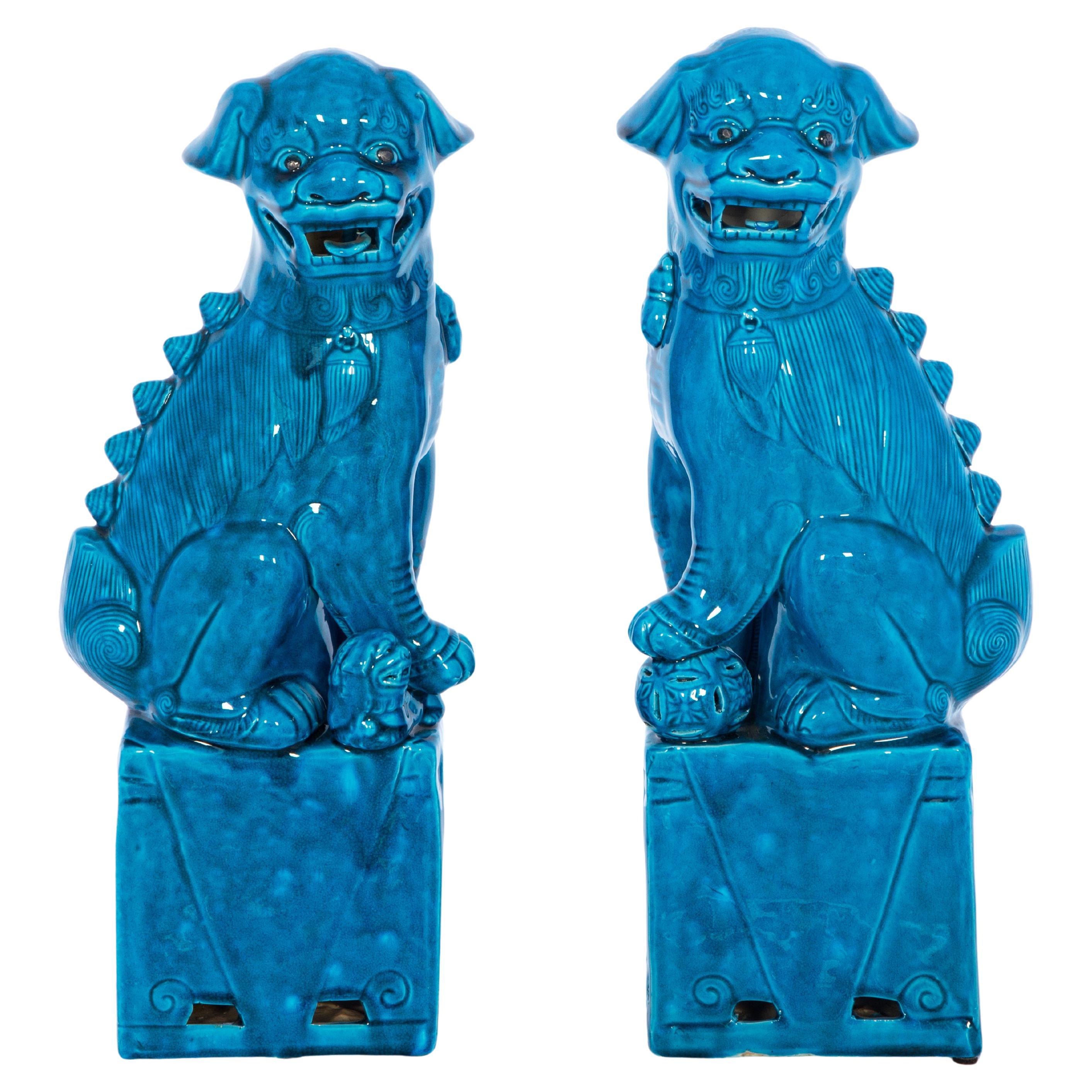 Coppia contrapposta di cani da caccia in ceramica turchese vintage da diciotto pollici in vendita