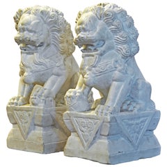 Paire opposée de chiens Foo en marbre sculpté datant du milieu du 20e siècle