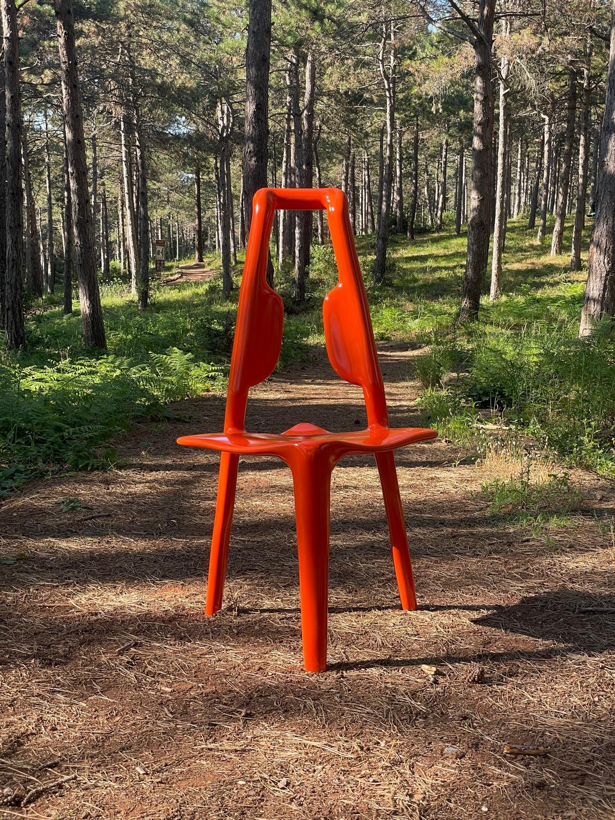 Sedia Oppse di Hakan Kemal
Dimensioni: L 65 x P 65 x H 95 cm. 
Materiali: Resina epossidica.

Oppse Chair è una sedia in edizione limitata realizzata a mano in Turchia. Un mix di installazioni artistiche di sedili e mobili. La comprensione