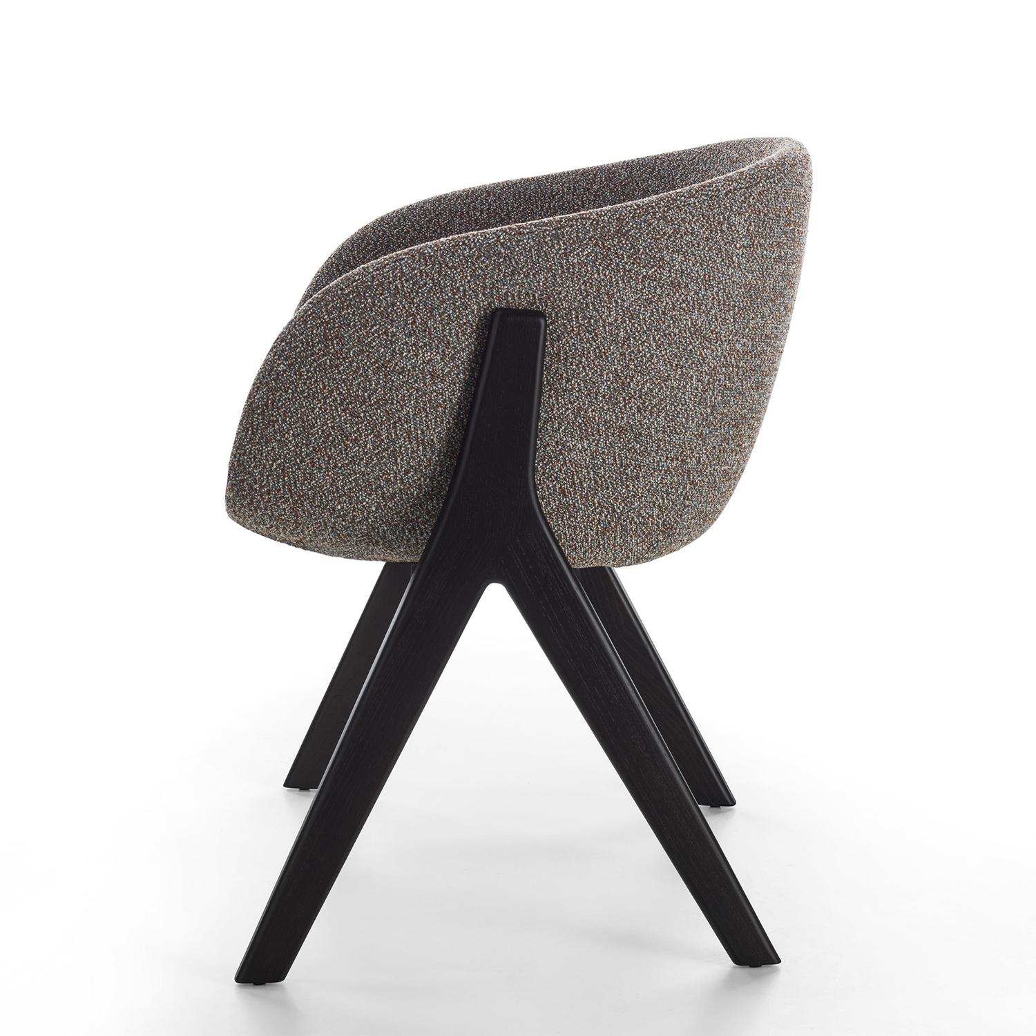 Chair Oprah Ash Dark with base structure in solid
ash in wenge stained finish and with seat upholstered
and covered with high quality fabric Cat B.
Also available with other fabrics, other wood finishes, 
on request.